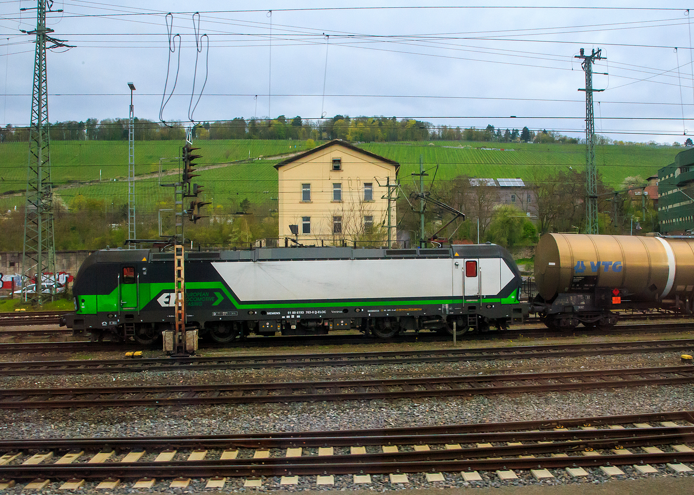 Die Siemens Vectron AC 193 763-0 (91 80 6193 763-0 D-ELOC) der ELL - European Locomotive Leasing steht am 17.04.2023 mit einem Kesselwagenzug bei Würzburg. Aufnahme aus einem Zug heraus.

Die Siemens Vectron AC wurde 2019 von Siemens Mobilitiy in München-Allach unter der Fabriknummer 22650 gebaut.