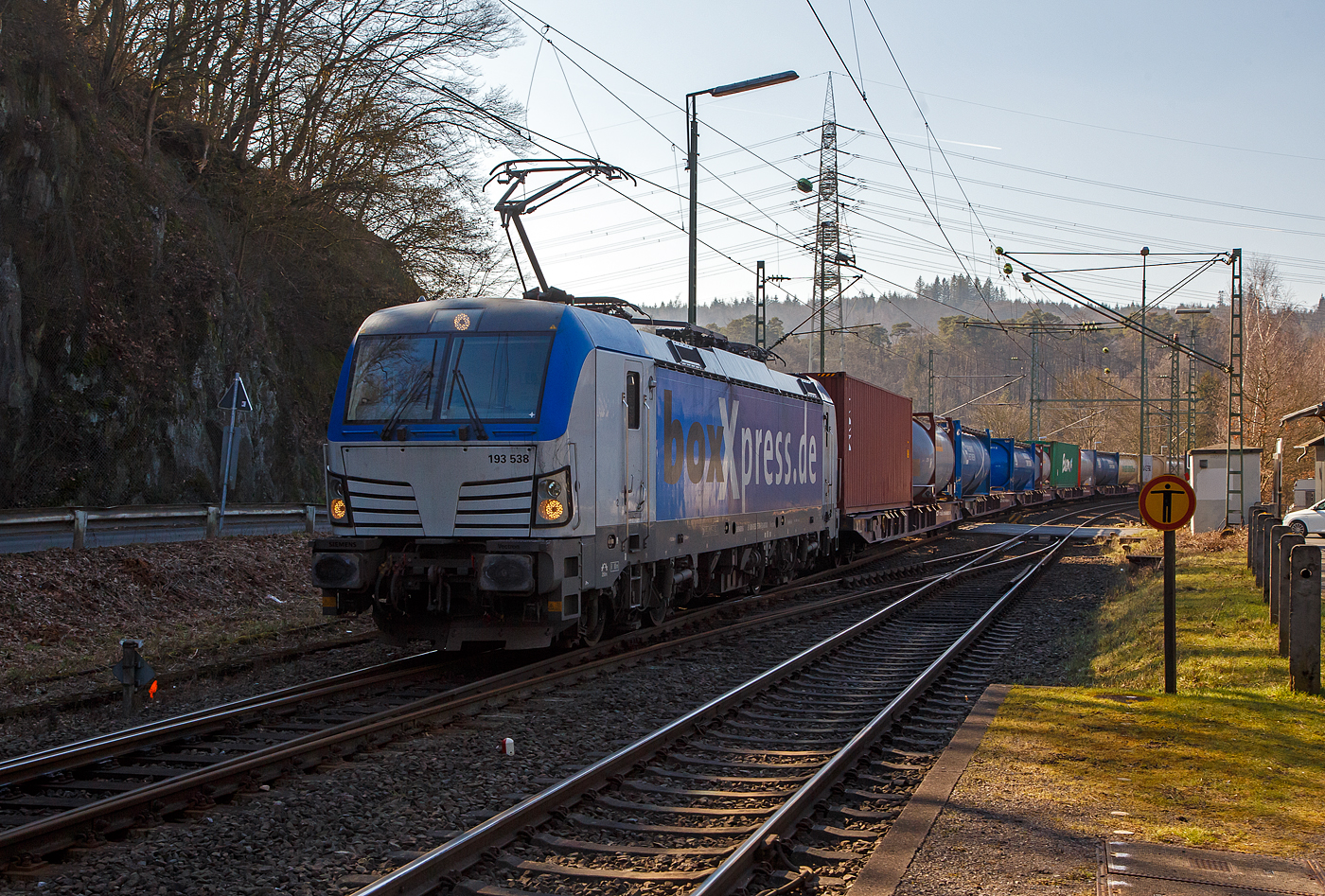Die SIEMENS Vectron MS 193 538-6 (91 80 6193 538-6 D-BOXX) der boxXpress.de GmbH (Hamburg) f�hrt am 03.03.2023 mit einem Containerzug durch Scheuerfeld (Sieg) in Richtung Siegen.

Die Siemens Vectron MS wurde 2020 von Siemens Mobility GmbH in M�nchen-Allach unter der Fabriknummer 22841 gebaut und an die boxXpress.de GmbH geliefert. Sie hat die Zulassungen und die nationalen Zugsicherungssystemen f�r D/A/NL/ SK/ RO/ PL/ CZ/HU.

