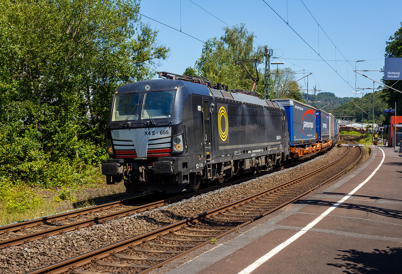 Die SIEMENS Vectron MS X4E – 664 / 193 664-0 (91 80 6193 664-0 D-DISPO) der BRCE - Beacon Rail Capital Europe (München) fährt am 25 Juni 2024 mit einem KLV-Zug durch den Bahnhof Scheuerfeld (Sieg) in Richtung Köln. Nochmals einen lieben Gruß an den freundlichen Lokführer zurück.

Die Multisystemlokomotive Siemens Vectron MS wurde 2017 von Siemens Mobilitiy in München-Allach unter der Fabriknummer 22199 gebaut. Sie wurde in der Variante A09 (Zulassungen für D / A / I) ausgeführt. Im Jahr 2022 erfolgte bei Siemens in München-Allach der Umbau in die Variante A22 (160 km/h - 6.4 MW) und hat so die Zulassung für Deutschland, Österreich, die Schweiz, Italien und die Niederlande (D / A / CH / I / NL). So besitzt die Variante MS A22 folgende Zugsicherungssysteme: ETCS BaseLine 3, sowie für Deutschland (PZB90 / LZB80 (CIR-ELKE I)), für Österreich (ETCS Level 1 mit Euroloop, ETCS Level 2, PZB90 / LZB80), für die Schweiz (ETCS Level 2, ZUB262ct, INTEGRA), für Italien (SCMT) und die Niederlande (ETCS Level 1, ETCS Level 2, ATB-EGvv)

Die Lok wurde an die MRCE - Mitsui Rail Capital Europe GmbH in München ausgeliefert, seit September 2023 hat die Beacon Rail Metro Finance B.V. die Mitsui Rail Capital Europe B.V. (Amsterdam) und somit auch die Mitsui Rail Capital Europe GmbH im München übernommen, so firmiert sie nun als Beacon Rail Capital Europe GmbH, München (BRCE / DISPO).