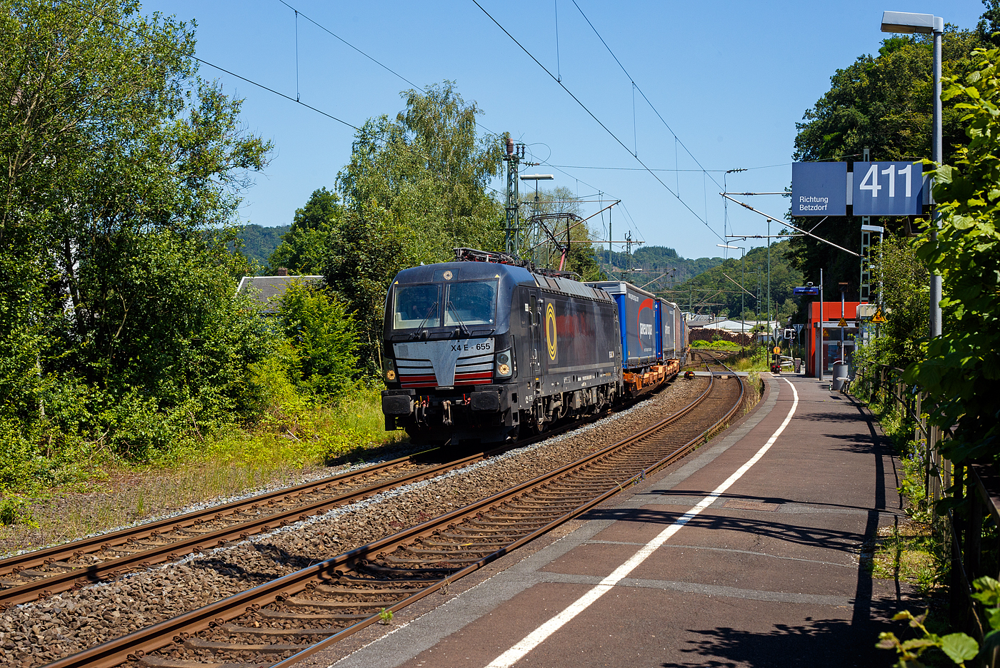 Die SIEMENS Vectron MS X4E – 664 / 193 664-0 (91 80 6193 664-0 D-DISPO) der BRCE - Beacon Rail Capital Europe (München) fährt am 25 Juni 2024 mit einem KLV-Zug durch den Bahnhof Scheuerfeld (Sieg) in Richtung Köln. Nochmals einen lieben Gruß an den freundlichen Lokführer zurück.

Die Multisystemlokomotive Siemens Vectron MS wurde 2017 von Siemens Mobilitiy in München-Allach unter der Fabriknummer 22199 gebaut. Sie wurde in der Variante A09 (Zulassungen für D / A / I) ausgeführt. Im Jahr 2022 erfolgte bei Siemens in München-Allach der Umbau in die Variante A22 (160 km/h - 6.4 MW) und hat so die Zulassung für Deutschland, Österreich, die Schweiz, Italien und die Niederlande (D / A / CH / I / NL). So besitzt die Variante MS A22 folgende Zugsicherungssysteme: ETCS BaseLine 3, sowie für Deutschland (PZB90 / LZB80 (CIR-ELKE I)), für Österreich (ETCS Level 1 mit Euroloop, ETCS Level 2, PZB90 / LZB80), für die Schweiz (ETCS Level 2, ZUB262ct, INTEGRA), für Italien (SCMT) und die Niederlande (ETCS Level 1, ETCS Level 2, ATB-EGvv)

Die Lok wurde an die MRCE - Mitsui Rail Capital Europe GmbH in München ausgeliefert, seit September 2023 hat die Beacon Rail Metro Finance B.V. die Mitsui Rail Capital Europe B.V. (Amsterdam) und somit auch die Mitsui Rail Capital Europe GmbH im München übernommen, so firmiert sie nun als Beacon Rail Capital Europe GmbH, München (BRCE / DISPO).