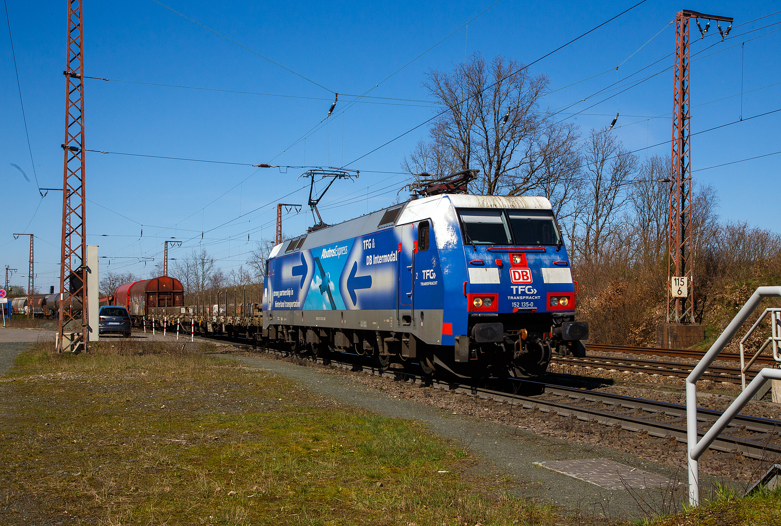 Die TFG Transfracht  AlbatrosExpress  152 135-0 (91 80 6152 135-0 D-DB) der DB Cargo AG (mit Gansreklame TFG & DB Intermodal) fährt am 04.04.2023 mit einem gemischten Güterzug durch Rudersdorf (Kr. Siegen) in Richtung Dillenburg.

Die Siemens ES 64 F wurde 2000 von Krauss-Maffei AG / Siemens in München unter der Fabriknummer 20262 gebaut.

Es gibt leider auch Bahnfotografen der etwas anderen Art, die einfach anderen ihr Auto ins Bild parken (wo auch eigentlich absolutes Halteverbot gilt) und andere Parkmöglichkeiten waren reichlich vorhanden.