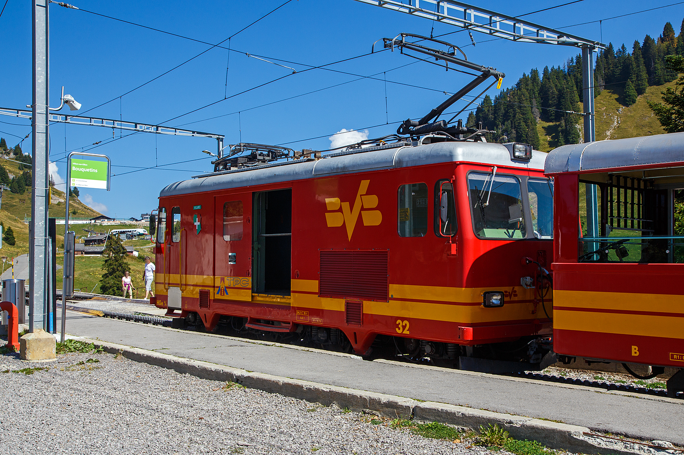 Die tpc BVB HGe 4/4 32 „Villars“ hat am 10 September 2023, mit einem Personenzug/Pendelzug (Personenwagen tpc BVB B 51 und Steuerwagen tpc BVB Bt 54), den Haltepunkt Bouquetins auf 1.758 m ü. M., der Strecke 128 (Villars-sur-Ollon–Col-de-Bretaye), erreicht.

Die BVB HGe 4/4 31 (Baujahr 1953) und hier die 32 (Baujahr 1964) sind schmalspurige gemischte Zahnrad- und Adhäsionslokomotiven mit Gepäckabteil der ehemaligen BVB - Bex–Villars–Bretaye-Bahn (Chemin de fer Bex–Villars–Bretaye), heute Betriebsteil der tpc - Transports Publics du Chablais. Die Loks wurden von SIG (Schweizerische Industrie-Gesellschaft) in Neuhausen am Rheinfall gebaut, die Elektrik ist von der MFO - Maschinenfabrik Oerlikon. 

Nach der Ablieferung der HGe 4/4 32 „Villars“ wurde 1964 die ältere HGe 4/4 31 „Lavey“ von SIG und MFO, auf den neuen Stand der Technik wie der der HGe 4/4 32 umgebaut bzw. angepasst.

Heute sind die Loks nicht mehr im Planeinsatz, früher bespannten sie vor allem schwere Personenzüge im Pendelzugbetrieb. Hier an dem Wochenende (08 bis 10 September 2023) feiert die TPC 125 Jahre BVB! (Les TPC célèbrent les 125 ans du BVB!). So kamen auch historische Züge und Triebwagen zum Einsatz. Unteranderem gab es auch an dem Wochenende jeweils Tageskarten für das gesamte TPC-Netz für günstige 10,00 CHF/Tag und Person.

TECHNISCHE DATEN:
Inbetriebsetzung: 1953 (Nr. 31 – 1964 umgebaut)  / 1964 (Nr. 32)
Spurweite: 1.000 mm
Achsfolge: Bo'zz Bo'zz
Zahnstangensystem: Abt
Länge über Puffer: 10.000 mm
Eigengewicht: 24,4 t
Max. Ladegewicht: 0,5 t
Höchstgeschwindigkeit (Adhäsion): 35 km/h
Höchstgeschwindigkeit (Zahnrad): 19 km/h Berg auf / 15 km/h (Talfahrt)
Leistung: 368 kW
Fahrleitungsspannung: 700 V = 
Kupplung: +GF+-Kupplung