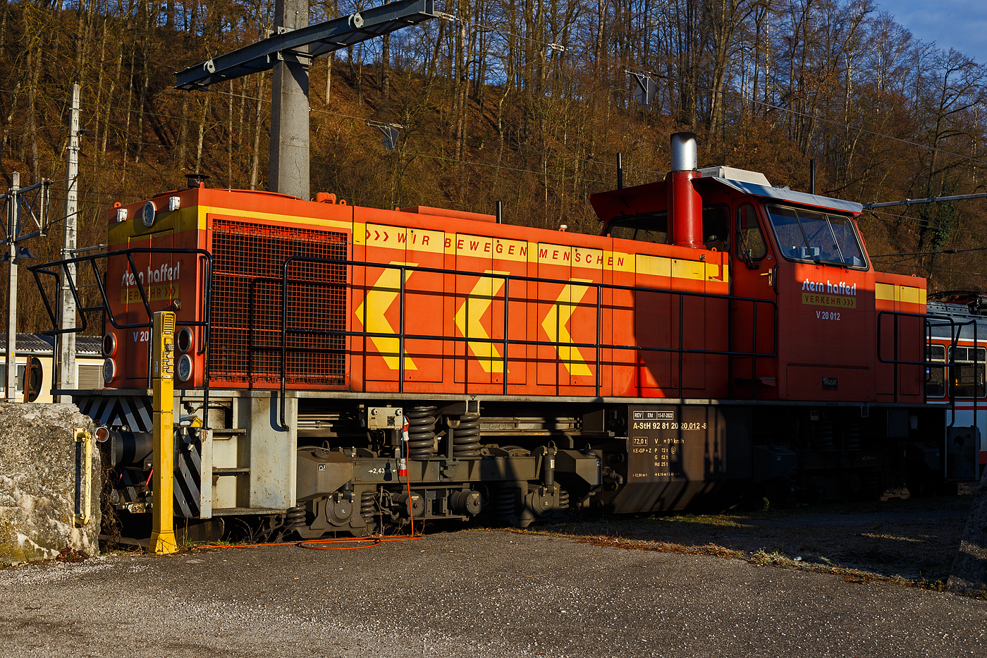 Die V 20 012 (A-StH 92 81 2020 012-6), ex GKB DH 1500.7, der Stern & Hafferl Verkehrsgesellschaft m.b.H. (StH), steht am 14 Januar 2025 vor dem Prellbock auf dem Stumpfgleis 12 beim Bahnhof Lambach (Oberösterreich). 

Die dieselhydraulische Lokomotive vom Typ MaK G 1205 BB wurde 1992 von der Maschinenbau Kiel (MaK) unter der Fabriknummer 1000874 gebaut und an die GKB - Graz-Köflacher Eisenbahn- und Bergbaugesellschaft mbH in Graz (A) geliefert, wo sie die Bezeichnung GKB DH 1500.7 bekam. 

Für die Bespannung der neuen Doppelstockgarnituren benötigten die GKB eine zusätzliche Großdiesellok. Die Verhandlungen mit den Jenbacher Werken (JW) über eine unveränderte Nachfertigung eines Exemplars der bereits vorhandenen und bewährten DH 1500.1 - 6 (Jenbacher Lizenzfertigung von Henschel DHG 1000 B'B') führten zu keinem Ergebnis. Deshalb bestellte die GKB bei Krupp-MaK eine dieselhydraulische Standardlok der Type G 1205 BB aus der laufenden Fertigung. Diese war mit einem V12-Zylinder-Viertakt-Dieselmotor mit Abgasturbolader und Ladeluftkühlung vom Typ MTU 12V396 TC 14 ausgestattet, die gleiche Type die bei der Remotorisierung der
DH 1500.1 - 6 verwendet wurde. Die Lok kam Ende 1992 in Graz an und wurde im Jänner 1993 in Betrieb genommen.

Sie wurde wie die anderen 1500´er mit einer Mehrfachtraktionssteuerung für den Wendezugbetrieb für die neuen Doppelstockwagen ausgestattet. Die DH 1500.7 kam bei den Doppelstockwagen bzw. bei Güterzügen zum Einsatz.
Sie blieb bis 2002 bei der GKB in Betrieb und wurde an die Salzburger Lokalbahn abgegeben, welche sie wiederum 2003 an die Stern & Hafferl Verkehrsgesellschaft m.b.H. (StH) abgab. Der Grund der GKM für den Verkauf, war die Anschaffung einer stärkeren Diesellok, der DH 1700, die für den schweren Güterzugdienst bei der GKB als auch im internationalen Verkehr eingesetzt werden konnte.

Die MaK G 1205:
1991 wurden unter der Typenbezeichnung G1205 zwölf Lokomotiven mit Caterpillar-Dieselmotoren für Eisenbahn und Häfen in Duisburg gebaut. Später wurde diese Typenbezeichnung für die vierachsigen Loks des dritten Standardprogramms übernommen. Diese besitzen nun den MTU-Motor 12V396TC14 mit einer Leistung von 1.180 kW, und im Bereich der Leittechnik und Hilfsbetriebe wurde sie analog zur G 765 dem neuesten Stand der Technik angepasst. Die MaK G 1205 wurde zwischen 1991 und 1995 insgesamt 31mal gebaut. Davon gingen allein zwölf Exemplare an die Eisenbahn und Häfen (EH) in Duisburg. Größter Auslandskunde für die G 1205 war der iranische Stahlkonzern NISCO (National Iranian Steel Company), der sechs Loks abnahm.Die letzten drei Lokomotiven wurden unter der Firmenbezeichnung Siemens Schienenfahrzeugtechnik (SFT) hergestellt.

TECHNISCHE DATEN:
Spurweite: 1.435 mm (Normalspur)
Achsformel: B´B´ - dieselhydraulisch
Traktion: Dieselhydraulisch
Länge über Puffer: 12.800 mm
Drehzapfenabstand: 6.100 mm
Achsabstand im Drehgestell: 2.400 mm
Raddurchmesser: 1.000 mm (neu)
Dieselmotor: V12-Zylinder-Viertakt-Dieselmotor mit Abgasturbolader und Ladeluftkühlung vom Typ MTU 12V396 TC 14
Leistung: 1.117 kW (1.520 PS)
Nenndrehzahl: 1800/min
Dienstgewicht: 72,0 t
Höchstgeschwindigkeit 90 km/h (geschleppt 80 km/h)
kleinster befahrbarer Gleisbogen:	R= 50 m
Kraftstoffvorrat: 2.500 Liter