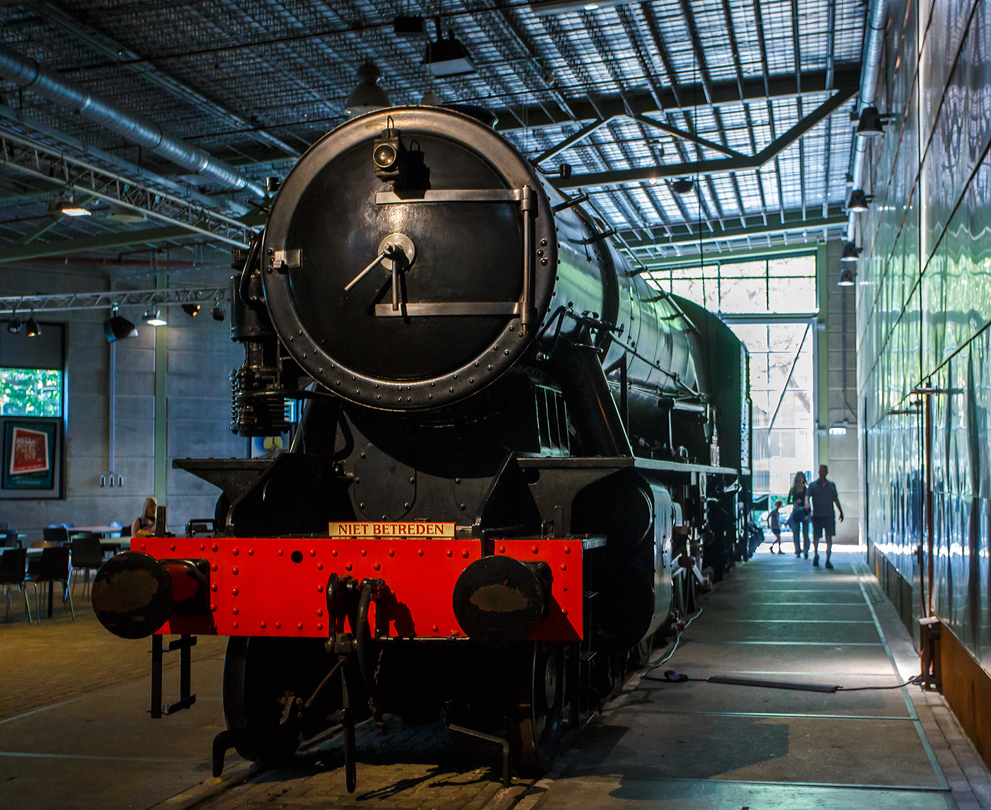 Die WD 73755 „Longmoor“, spätere NS 5085 (NS-Baureihe 5000), eine Dampflokomotive vom Typ WD Austerität 2-10-0 / LMR 600 Gordon, gekuppelt mit einem vierachsigen Tender, am 29 April 2025 im Het Spoorwegmuseum (bis 2005 NSM - Nederlands Spoorwegmuseum / Niederländischen Eisenbahnmuseum) in Utrecht im ehemaligen Bahnhof Maliebaan.  