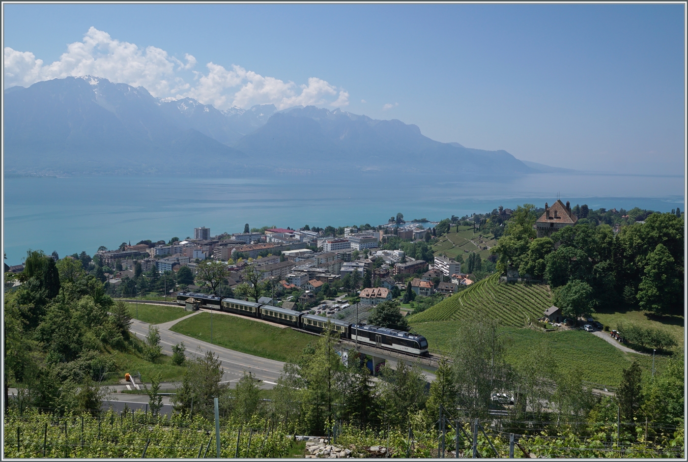Die Zeiten besserte sich langsam und so verkehrte der MOB  Belle Epoque  Zug wieder mit drei Wagen. Der Zug ist von Montreux nach Zweisimmen unterwegs und überquert bei Châtelard VD die Autobahn. 

18. Mai 2020