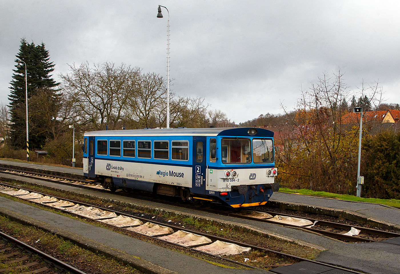 Die zur „RegioMouse“ modernisierte “Chcípák”  (Brotbüchse), der zweiachsige Dieseltriebwagen ČD 810 594-2 (CZ-ČD 95 54 5 810 594-2), ex ČSD M 152.0594, steht am 24.11.2022 als Regionalbahn im Bahnhof Domažlice (Taus) zur Abfahrt bereit.

Der Dieseltriebwagen wurde 1982 von Vagónka Studénka für die damalige ČSD Československé státní dráhy (Tschechoslowakischen Staatsbahnen gebaut. Das Upgrade zur ČD  Regio Mous erfolgte 2019.
