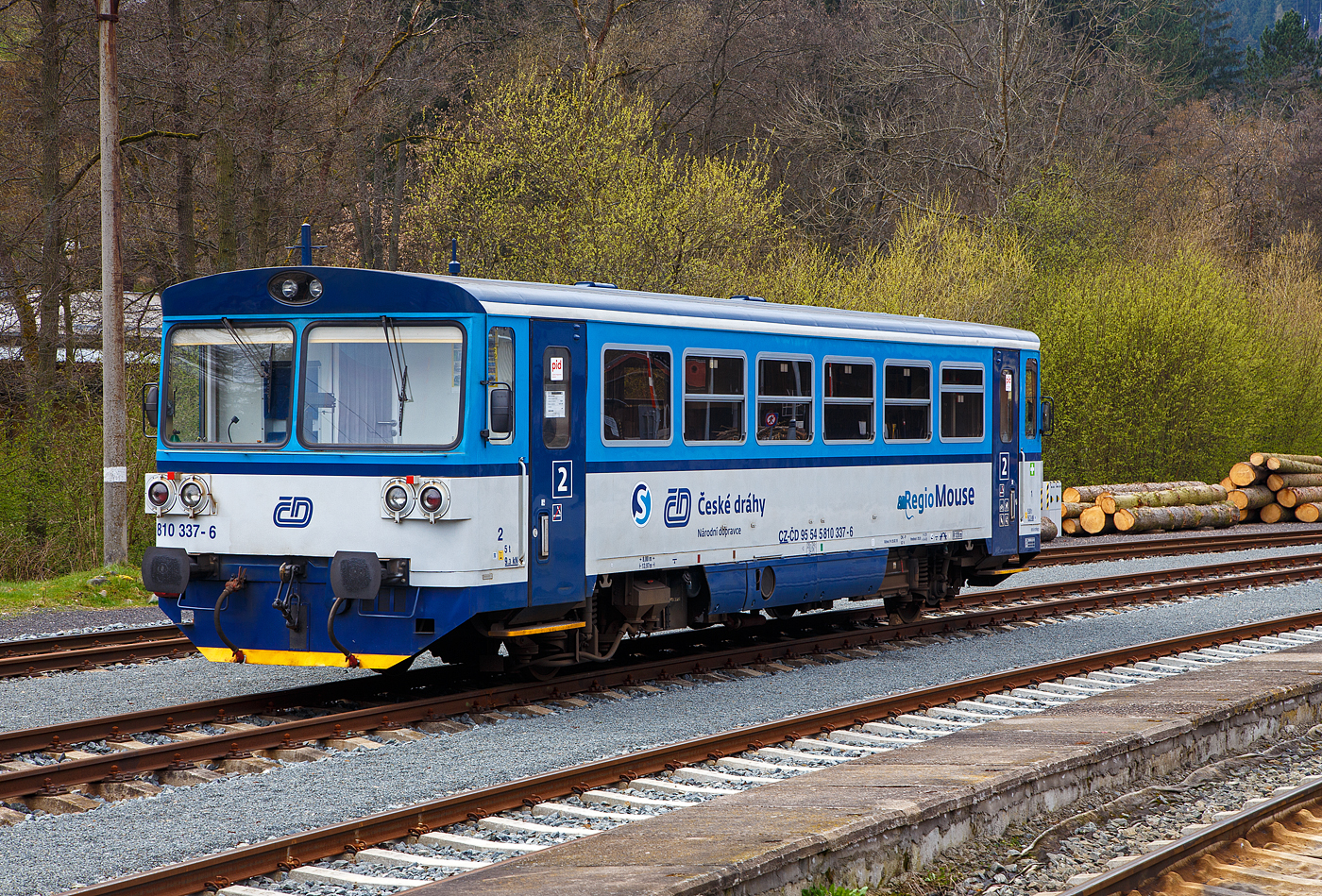 Die zur „RegioMouse“ modernisierte “Chcípák”  (Brotbüchse) bzw. der zweiachsige Dieseltriebwagen ČD 810 337-6 (CZ-ČD 810 95 54 5 810 337-6), ex ČSD M152.0337, steht am 20.04.2023 im Bahnhof Bečov nad Teplou (Petschau). 

Der Dieseltriebwagen wurde 1978 von Vagónka Studénka (Vagonka Tatra in Studénka) unter der Fabriknummer 80576 gebaut und als ČSD M 152.0337 an die damalige ČSD Československé státní dráhy (Tschechoslowakischen Staatsbahnen) geliefert.
