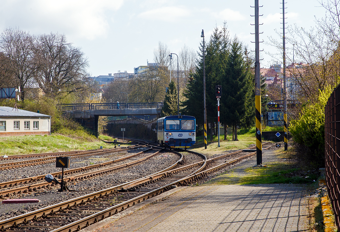 Die zur „RegioMouse“ modernisierte “Chc�p�k”  (Brotb�chse) bzw. der zweiachsige Dieseltriebwagen ČD 810 666-8 (CZ-ČD 95 54 5 810 666-8), ex ČSD M 152.0566, erreicht am 19.04.2023 als Regionalbahn den Bahnhof Karlovy Vary doln� n�dra�� (Karlsbad unterer Bahnhof).

Der Dieseltriebwagen wurde 1982 von Vag�nka Stud�nka unter der Fabriknummer  87866  f�r die damalige ČSD Československ� st�tn� dr�hy (Tschechoslowakischen Staatsbahnen als ČSD M 152.0666 gebaut. 