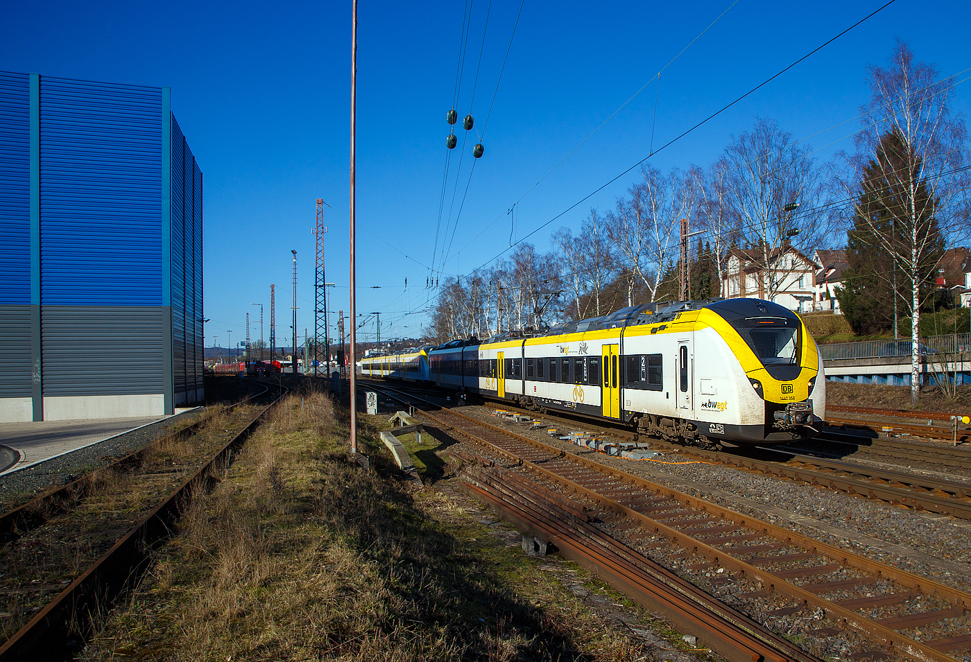 Die zwei  Grinsekatzen  gehören doch eher in den Schwarzwald und nicht wie hier ins Siegerland....
Vorne die dreiteilige Grinsekatze 1440 358 / 1441 358 / 1440 858 gekuppelt mit der vierteiligen Grinsekatze 1440 181 / 1441 181 / 1441 681 / 1440 681, beide der DB Regio Baden-Württemberg, fahren am 13.02.2023 durch Kreuztal in Richtung Süden. Sie waren vermutlich auf Werkstattrückfahrt. 

Der dreiteilige Alstom CORADIA Continental 2 wurde 2018 der vierteilige 2019 von ALSTOM Transport Deutschland GmbH in Salzgitter gebaut. Die neuen Triebwagen im neuen Landesdesign verkehren seit  Dezember 2019. Die Dreiteiler sind 56.900 mm lang, bieten 154 Sitzplätze in der 2. Und 9 Sitzplätze in der 1. Klasse sowie 2 Rollstuhlplätze, 24 Fahrradstellplätze und ein WC. Die Vierteiler haben eine Länge von 76.600 mm (lange EW), bieten 238 Sitzplätze in der 2. und 9 in der 1. Klasse sowie 2 Rollstuhlplätze, 35 Fahrradstellplätze und zwei WC. Die barrierefreien ET 1440 bieten den Fahrgästen komfortable Sitze, Tische, Klimaanlage, Steckdosen, WLAN, Videokameras für die Sicherheit und ein Reisendeninformationssystem.

Die Dreiteiler haben die Achsfolge Bo’(Bo)(Bo)Bo’ und eine Antriebsleistung von 2.400 kW, die Vierteiler haben die Achsfolge Bo’(Bo)(2)(Bo)Bo’ und eine Antriebsleistung von 2.820 kW. Beide Varianten haben ein Höchstgeschwindigkeit 160 km/h.