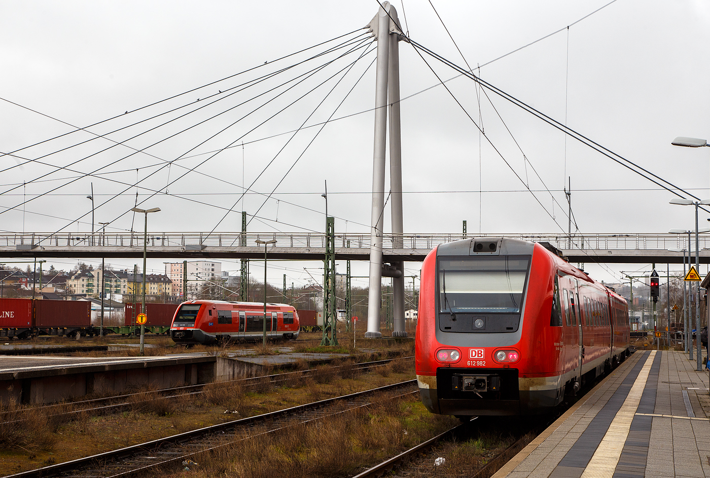 Dieseltriebwagen im Hauptbahnhof Hof am 17.04.2023, links der „Wal“ Der VT 641 039 (95 80 0641 039-2 D-DB) ein Alstom Coradia A TER besser bekannt als „Wal“ und rechts der VT mit Neigetechnik 612 482 / 612 982 (95 80 0612 482-9 D-DB / 95 80 0612 982-8 D-DB) ein Bombardier  RegioSwinger . Beide gehören zur der DB Regio Bayern.