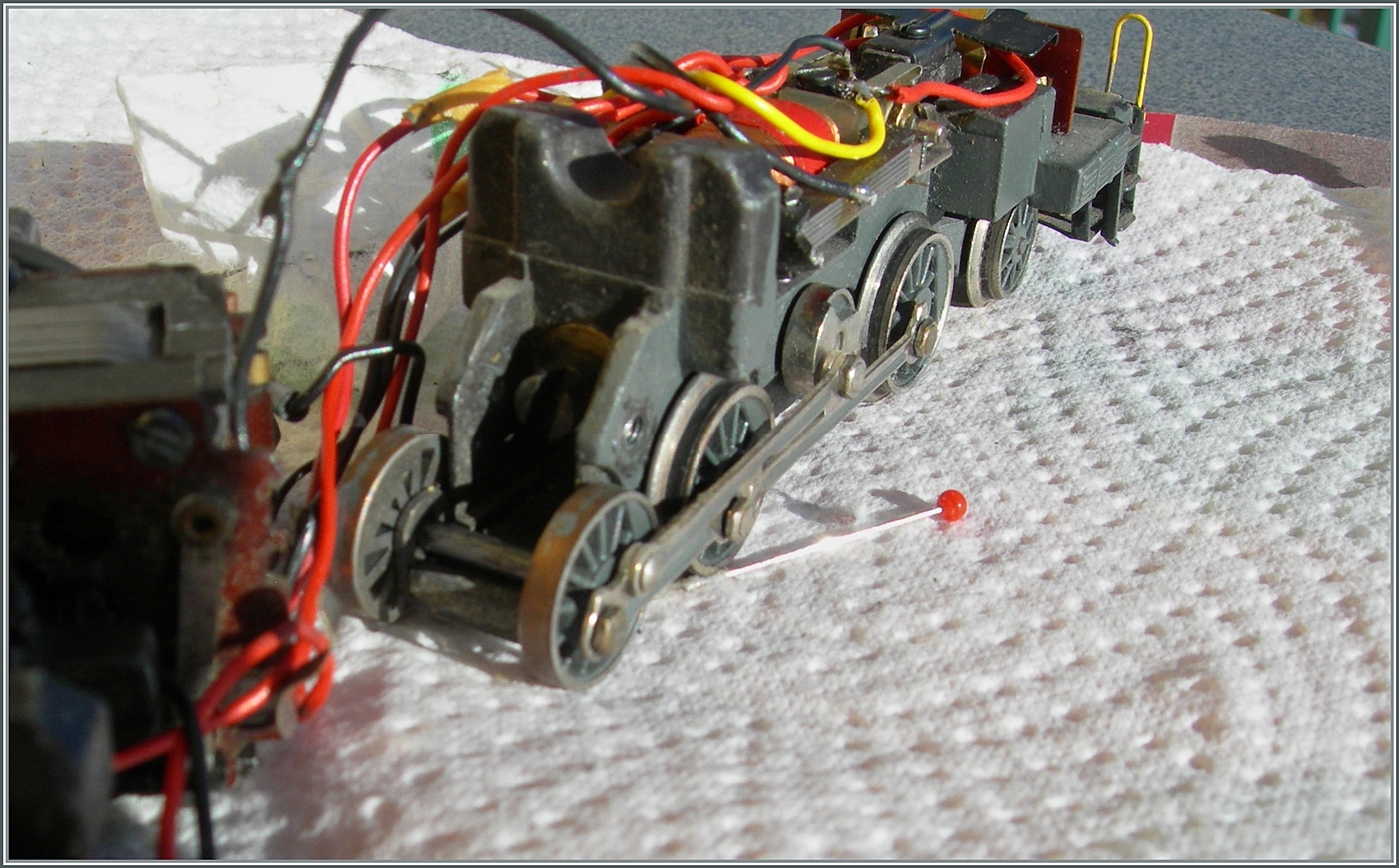 Doch bis das bereits  tod -geglaubte  Krokodil  sich um den Weihnachtsbaum schlängelte, gab es noch etwas Arbeit an dem wohl schon fast 60 Jahre alten Modell: Hier bei der Reinigung ein Einblick in noch nie gesehen Innereien der genialen Konstruktion. 

25. Dez. 2024