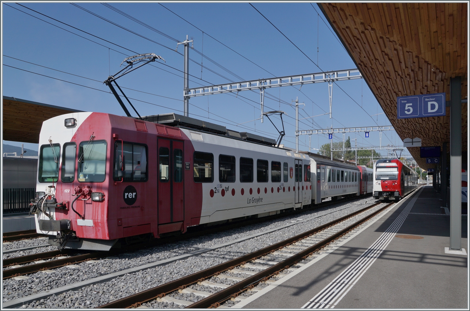 Durch die Stadler ABe 2/4 bzw. Be 2/4 und dem wechsle von Schmal- auf Normalspur Bulle - Broc sind die Be 4/4 etwas verdrängt worden, aber immer noch im Einsatz. Der Be 4/4 122 ist mit seinem Zug in Bulle abgestellt. 

24. Aug. 2023
