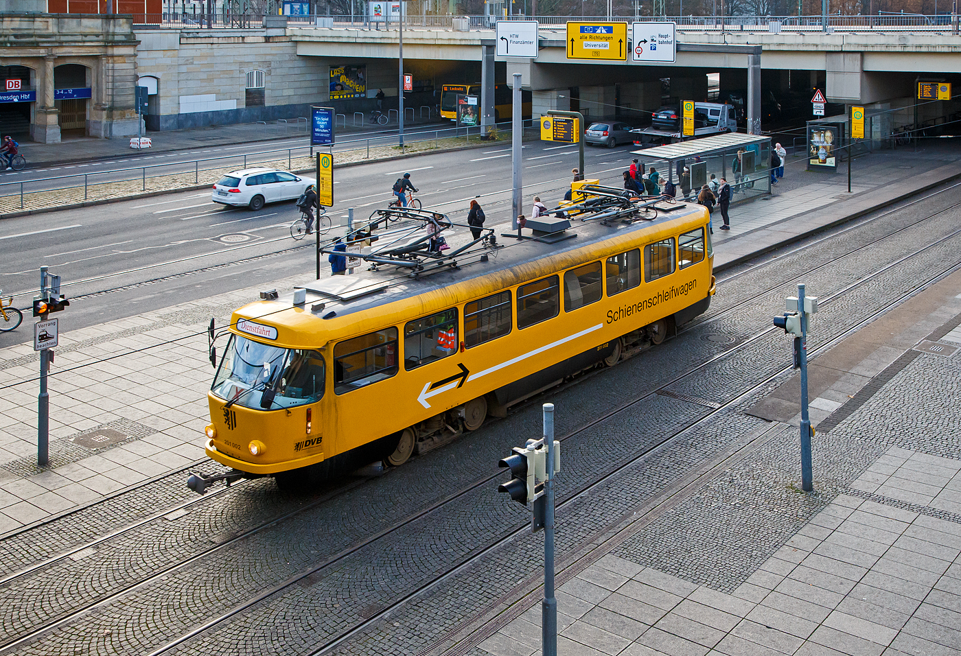 DVB 201 002-2 der Schienschleifwagen & Fahrleitungsenteisungswagen fährt auf Dienstfahrt am 08.12.2022 beim Hbf Dresden in Richtung Altstadt. Oben links der Eingang Ost vom Hauptbahnhof Dresden.

Der Schienschleifwagen ist ein Tatra-Wagen vom Typ T4D und wurde 1975 von ČKD Tatra n.p in Prag unter der Fabriknummer 164-163 und als TW 222 504 an die DVB Dresdner Verkehrsbetriebe geliefert. 1982 erfolgte der Umbau zum Arbeitswagen als Schienschleifwagen und Umzeichnung in ATW729 062, 1984 wurde er in DVB 201 002-2 umgezeichnet. Im Dezember 2004 erhielt er einen mit zweitem Stromabnehmer zur Enteisung der Fahrleitung, man sieht hier auch deutlich den unterschied der beiden Stromabnehmer. Im Jahr 2009 wurde auf der rechten Seite ein Rolltor eingebaut.
