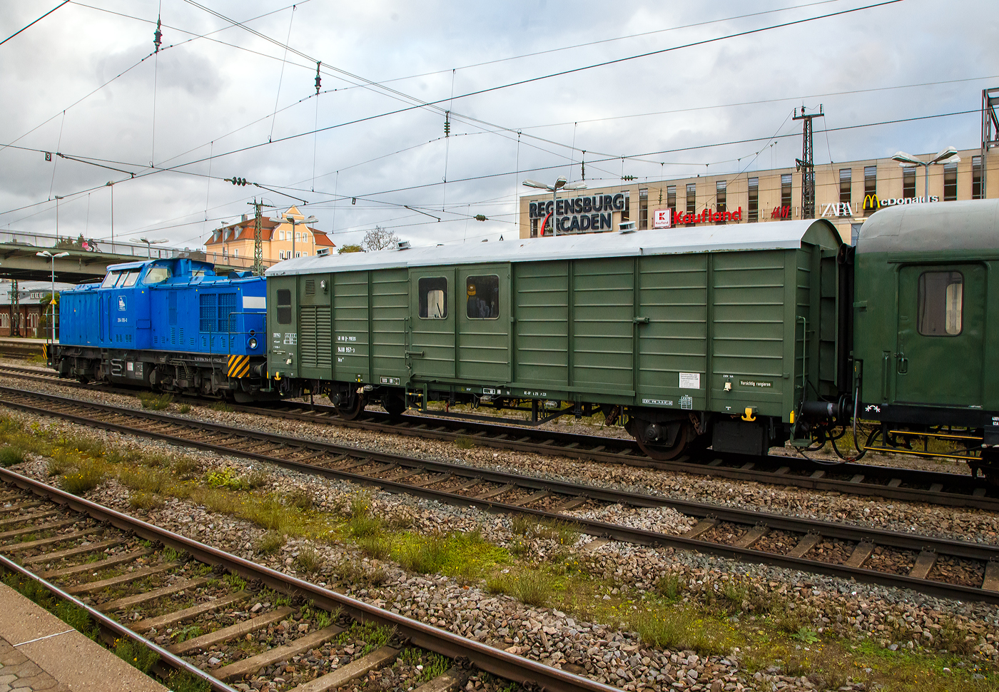 Ehemaliger Energieversorgungswagen 40 80 D-PRESS 9400 957-3, der Gattung Ux x 361, der Eisenbahn-Bau- und Betriebsgesellschaft Pressnitztalbahn mbH, am 24.11.2022 im Zugverband bei einer Zugdurchfahrt im Hbf Regensburg.  Davor die PRESS 204 016-0 alias 204 314-9 (92 80 1204 314-9 D-PRESS).

Der Wagen ist der ex Energieversorgungswagen 40 80 940 0 957-3 D-DB, der DB Netz AG Notfalltechnik (Standort Wittenberge), der Bauart 361 neu EHZ-E 361, ex DR Hilfszug - Energieversorgungswagen DR 40 50 948 0717-0. Aus einem Gbrrs 1509 Güterwagen 1979  vom RAW Leipzig unter der Fabriknummer 45 umgebaut.

Der Energieversorgungswagen hat nur an einem Ende einen UIC-Übergang mit Gummiwülsten, der durch eine Drehtür verschlossen werden kann. An dem gegenüberliegenden Wagenende wurde durch eine Trennwand mit Drehtür ein separater Raum für den Stromerzeuger abgeteilt. Der so entstandene Maschinenraum nimmt ungefähr ein Fünftel des Wagengrundrisses ein und ist mit Schallschutzmaßnahmen versehen. Das dort ursprünglich verbaute Dieselaggregat war luftgekühlt und hatte eine Leistung von 20 kVA. In den noch vorhandenen Hilfszügen kommen nunmehr neue, schallisolierte und emissionsarme Stromerzeuger zum Einsatz. In den Seitenwänden des Maschinenraumes verbaute man seitlich Türen mit Jalousien (zum einfachen Wechseln des Aggregates), Axiallüfter für den Luftaustausch und je ein Klappfenster auf jeder Wagenseite. Damit der Hilfszug auch mit dem Energieversorgungswagen voran zur Einsatzstelle geschoben werden konnte, erhielt auch der Maschinenraum einen vereinfachten Führerstand mit dem, aus dem Aufenthaltswagen bekannten Steuer- und Signaleinrichtungen.

Der restliche Raum des Wagens beherbergt eine Werkstatteinrichtung mit Werkbank und Schweißgeräten, Regalen für Beleuchtungsgerät und Kabel sowie Lagerungen für Handwerkzeuge und Gasflaschen. Zur Verladung schwerer Ausrüstungsteile erhielt der Wagen, abweichend vom Brückenkran des Gerätewagens, zwei Säulendrehkräne. Die beiden, diagonal neben den Schiebetüren angeordnete Kräne werden elektrisch betrieben und haben eine Hubkraft von je 2,5 kN. Weitere Aufgleisgeräte, schwere Seile und Seilhaken sind funktionell in Gerätekästen und Aufnahmen am Untergestell des Wagens verstaut.

TECHNISCHE DATEN: 
Spurweite: 1.435 mm (Normalspur)
Achsanzahl: 2
Länge über Puffer: 14.020 mm 
Achsabstand:: 8.000mm  
Eigengewicht: 18.500 kg 
Max. Zuladung: 15.500 kg
Zul. Höchstgeschwindigkeit: 100 km/h
Bremse: KE-GP (LL)
Bremssohle: IB 116

Der Energieversorgungswagen ist/war Bestandteil von einem Einheitshilfszug (EHZ). Die EHZ sind von der Deutschen Reichsbahn (DR) zwischen 1973 und 1979 entwickelte und gebaute Standardhilfszug der DR. 
