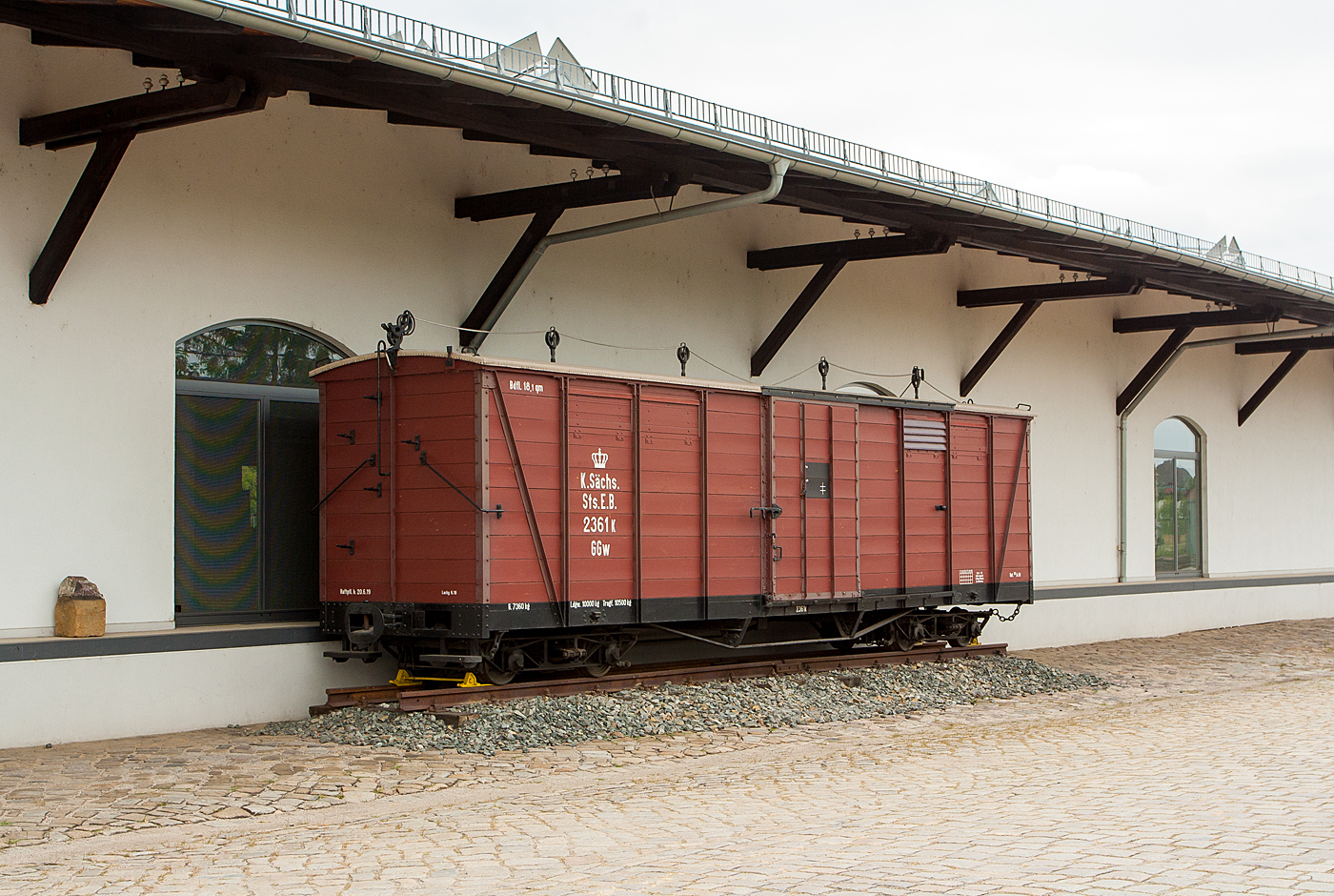 Ehemaliger K.S�chs.Sts.E.B. vierachsiger gedeckter G�terwagen 2361K mit Heberleinbremse, der Gattung GGw, des Traditionsbahn Radebeul e.V., ausgestellt beim Schmalspur-Bahnhof Radebeul Ost (L��nitzgrundbahn), hier am 27.08.2013.

Der Wagen wurde 1918 von der Waggonfabrik Werdau gebaut und an die K�niglich S�chsische Staatseisenbahnen (K.S�chs.Sts.E.B.) geliefert. Bis 1974 war er bei der DR (Deutsche Reichsbahn) als DR GGw 97-13-06 im Radebeuler Planbestand, danach wurde er ausgemustert, seit 2000 ist er Eigentum des Vereins Traditionsbahn Radebeul.

TECHNISCHE DATEN:
Spurweite: 750 mm
Anzahl der Achsen: 4 (in 2 Drehgestellen)
Leergewicht: 7.360 kg
Ladegewicht: 10.000 kg
Ladefl�che: 18,1 m�
