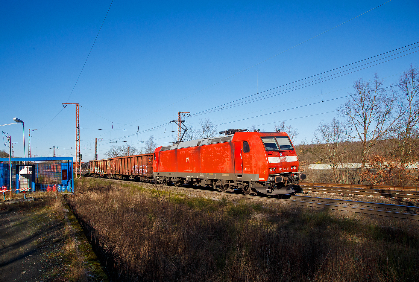 Eigentlich hatte ich mich auf einen Zug aus der anderen Richtung eingestellt, so war für diesen der Standort nicht ideal....
Die 185 157-5 (91 80 6185 157-5 D-DB) der DB Cargo AG fährt am 07.02.2023 mit einem gemischten Güterzug durch Rudersdorf (Kr. Siegen) in Richtung Dillenburg.

Die TRAXX F140 AC1 wurde 2003 von Bombardier in Kassel unter der Fabriknummer 33629 gebaut.