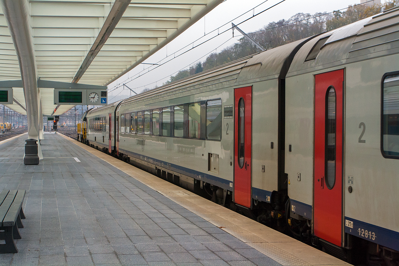 Ein 2. Klasse SNCB/NMBS - I11 Wagen, eingereiht im Zugverband eines IC via Brüssel nach Ostende, am 23 November 2013 bei der Ausfahrt aus dem Bahnhof Lüttch-Guillemins (Gare de Liège-Guillemins).

Als I11-Wagen werden Reisezugwagen der NMBS/SNCB (Nationale Gesellschaft der Belgischen Eisenbahnen) bezeichnet, die zwischen 1996 und 1997 von Bombardier ausgeliefert wurden und für eine Geschwindigkeit von 200 km/h geeignet sind.

Die Fertigung der I11-Wagen begann im Jahr 1995 und war 1997 abgeschlossen. Haupteinsatzgebiet der Wagen ist die IC-Linie A von Ostende über Brüssel nach Eupen. Die Umstellung dieser Linie auf I11-Wagen erfolgte im Juli 1996. Der Einsatz von Wendezügen mit den Steuerwagen des Typs I11 begann im Februar 1998. 

Es gibt drei unterschiedliche Varianten der I11-Wagen: 
•	I11 A bezeichnet die Wagen erster Klasse,
•	I11 B die Wagen zweiter Klasse und 
•	I11 BDx die Steuerwagen. 
Sowohl vom Exterieur als auch vom Interieur ähneln die Wagen den Triebzügen der Reihe AM 96, an deren Entwicklung Bombardier ebenfalls beteiligt war. Front und Führerstand der Steuerwagen wurden von der Reihe 13 übernommen. Mit den Lokomotiven dieses Typs oder der Reihe 18 können auch Wendezüge gebildet werden.

Die I11-Wagen waren die ersten Wagen der NMBS/SNCB, die für eine Geschwindigkeit von 200 km/h ausgelegt sind. Diese Geschwindigkeit wird planmäßig auf der Schnellfahrstrecke HSL 2 zwischen Brüssel und Lüttich ausgefahren. Bei 200 km/h liegt der Geräuschpegel bei 65 dB.

Gegenüber den zuvor eingesetzten Wagen in Belgien wurden die I11-Wagen in zahlreichen Punkten weiterentwickelt: Eine Klimaanlage und behindertengerechte, geschlossene Chemietoiletten sind vorhanden, an den Wagenenden im Innenraum sowie an der Außenseite der Wagen sind elektronische Fahrgastinformationssysteme installiert, die Wagenbeleuchtung im Innenraum ist indirekt und es gibt ein Rollstuhlabteil. Anordnung und Komfortniveau der Sitze sind an den Hochgeschwindigkeitsverkehr angelehnt.

Siemens erhielt im Dezember 2021 den Auftrag, die 21 I11-Steuerwagen mit ETCS auszurüsten (ETCS Level 2 nach Baseline 3 M2)

TECHNISCHE DATEN:
Hersteller: 	Bombardier Transportation
Ehem. Nummerierung: 11801–11836 (Wagen 1. Klasse), 12801–12906 (Wagen 2. Klasse) und 19801–19821 (Steuerwagen)
Gebaute Anzahl: 36 A-Wagen, 106 B-Wagen und 21 BDx-Steuerwagen
Spurweite: 1.435 mm (Normalspur)
Anzahl der Achsen: 4 
Länge über Puffer : 26.400 mm
Drehzapfenabstand : 19.000 mm
Wagenkastenbreite: 2.860 mm
Eigengewicht: 46 t (B-Wagen)
Höchstgeschwindigkeit: 200 km/h
Sitzplätze: 60 im 1. Klasse Wagen, 80 im 2. Klasse Wagen und 58 im Steuerwagen zudem mit Gepäckabteil und einem Steuerabteil.
