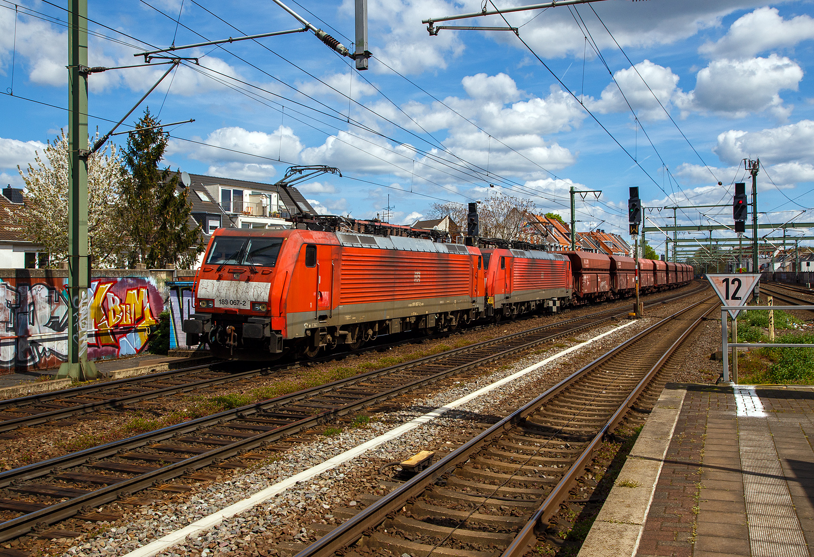 Ein „Erzbomber“...
In Doppeltraktion fahren die 189 067-2 (91 80 6189 067-2 D-DB) und die 189 038-3 (91 80 6189 038-3 D-DB) beide der DB Cargo AG am 30.04.2023 mit einem Erzzug durch den Bahnhof Köln-Ehrenfeld in Richtung Aachen. 

Der Erzzug besteht aus einigen 2 x sechsachsigen offenen Drehgestell-Schüttgut-Wageneinheiten für den Erztransport mit schlagartiger Schwerkraftentladung, hydraulischem Klappenverschlusssystem und automatischer Kupplung, der Gattung Falrrs 152. Auffällig ist das die 189 067-2 vorne keine AK-Kupplung besitzt, sondern eine Schraubenkupplung hat.