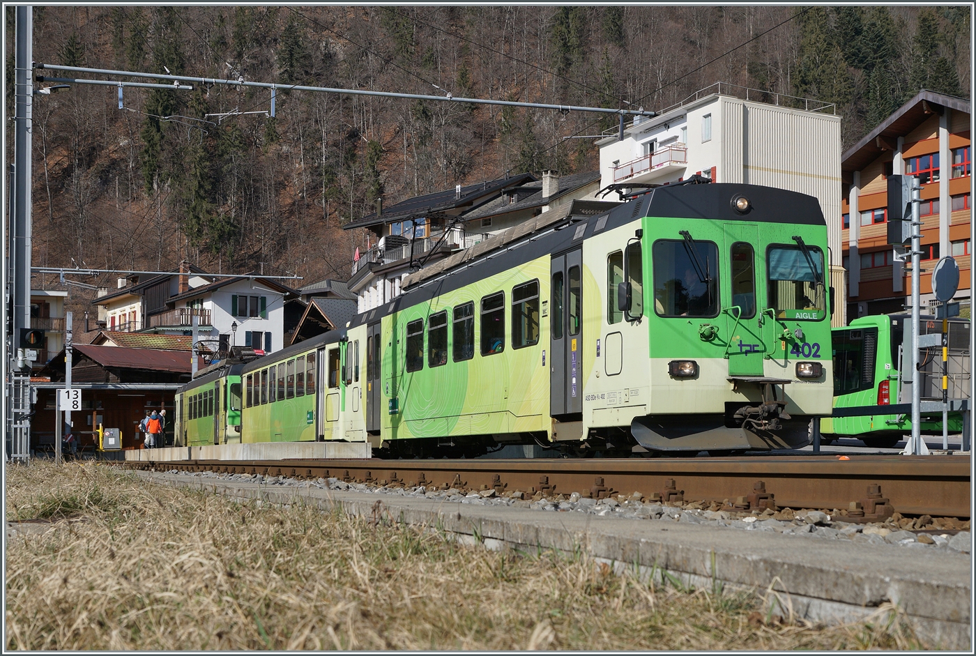 Ein ASD/TPC Regionalzug, bestehend aus dem ASD BDe 4/4 402 eine Bt und einen weiteren BDe 4/4 an der Zugsspitze ist auf der Fahrt von Les Diablerets nach Aigle und erreicht den kleinen Kopfbahnhof Le Sépey.

17. Feb. 2024