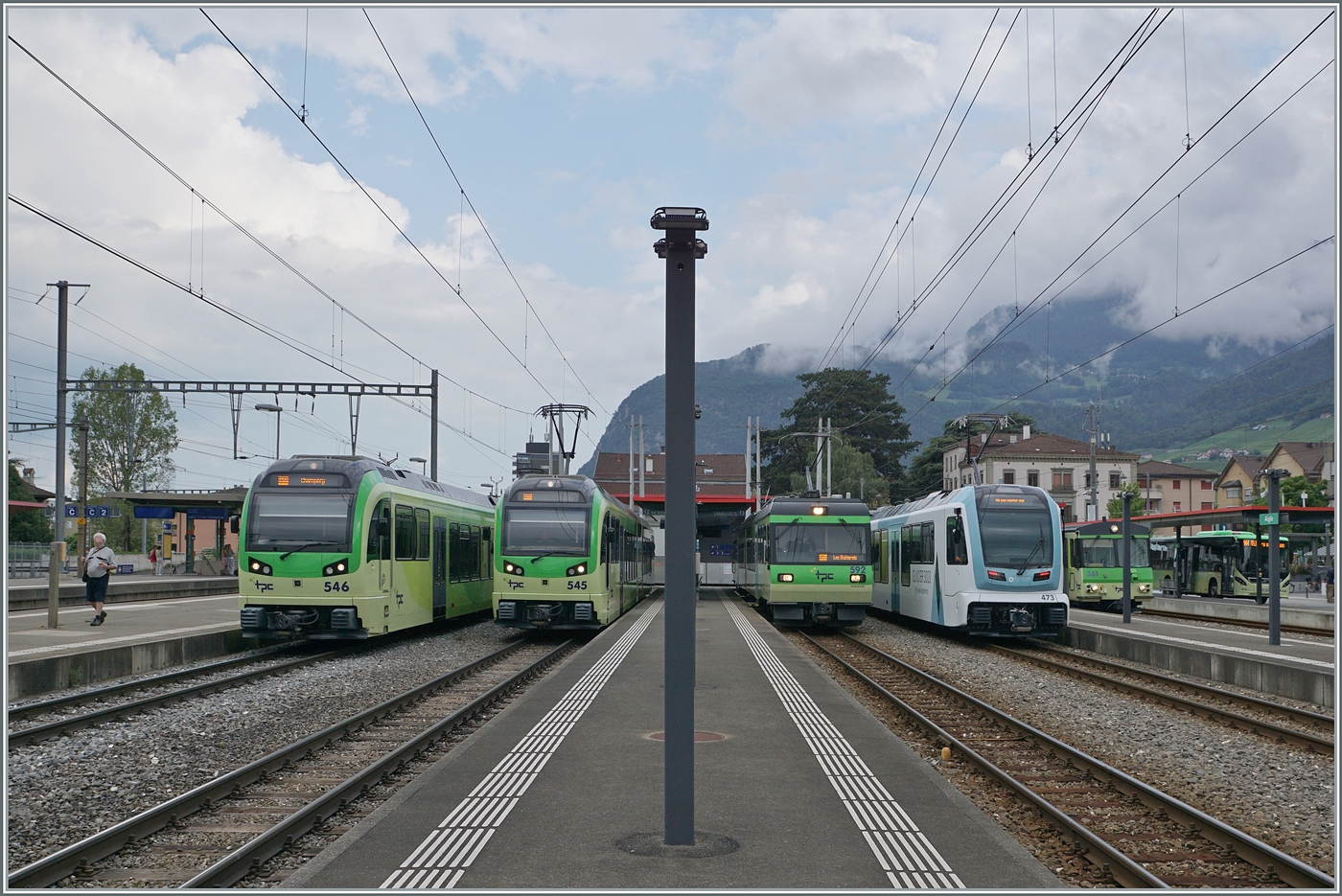 Ein Bahnhof voller Züge: in Aigle (TPC) stehen der Beh 2/6 546 nach Chambéry, der Beh 2/6 545, der Beh 4/8 592 nach Les Diablerets und den neue ABe 4/8 473  mit der gefälligen  Glacier 3000  Werbung; daneben noch zu sehen ein A-L Zug nach Leysin. 

3. Aug. 2024