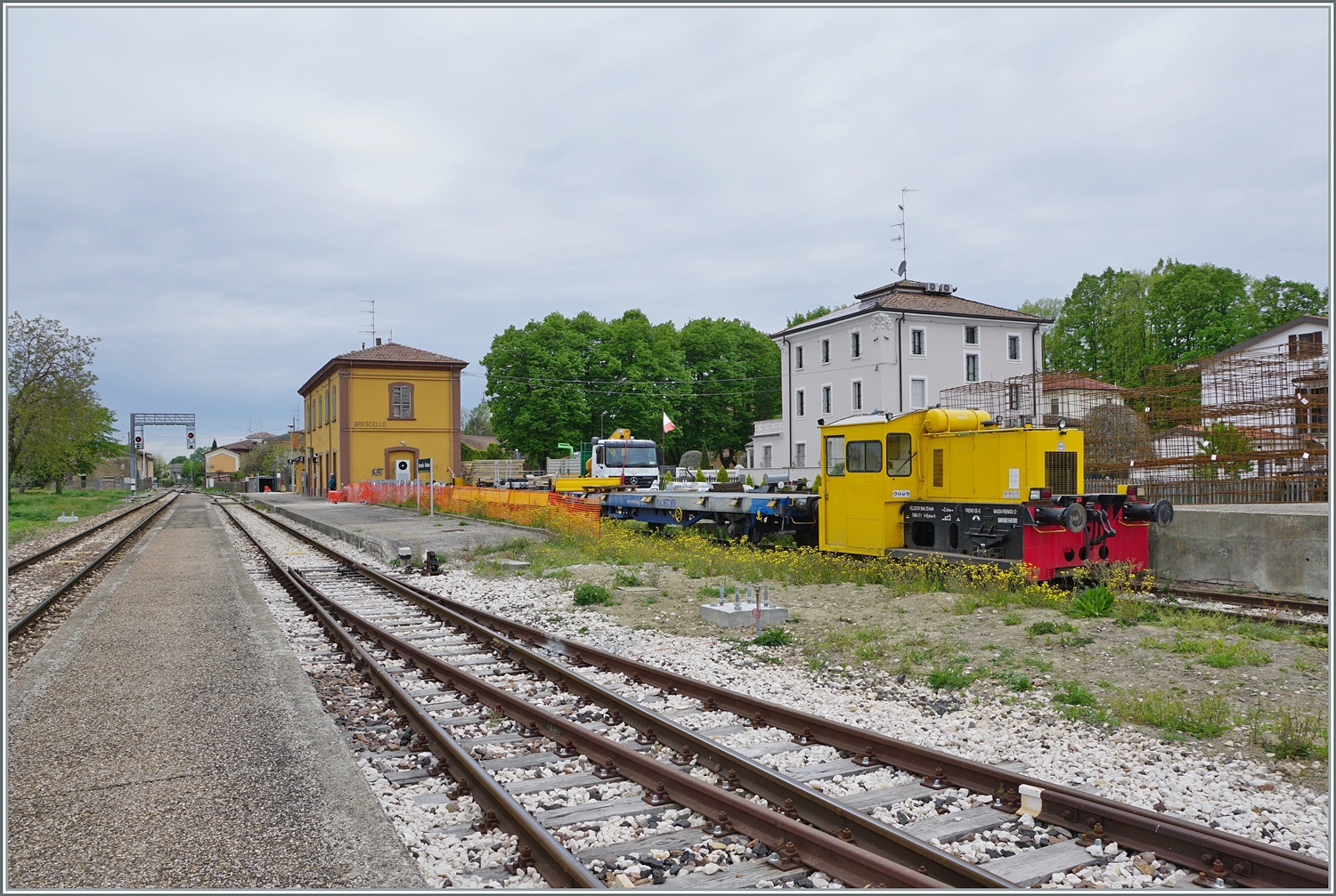 Ein Blick auf die Station von Brescello-Viadana an der Strecke Parma - Suzzara. Hier in Brescello und Umgebung wurden die bekannten  Don Camillo -Filme gedreht. rechts im Bild ein zweiachiger IT RFI Dieseltraktor, der wohl f�r die Elektrifzierungs Arbeiten der Strecke hier weilt

17. April 2023 