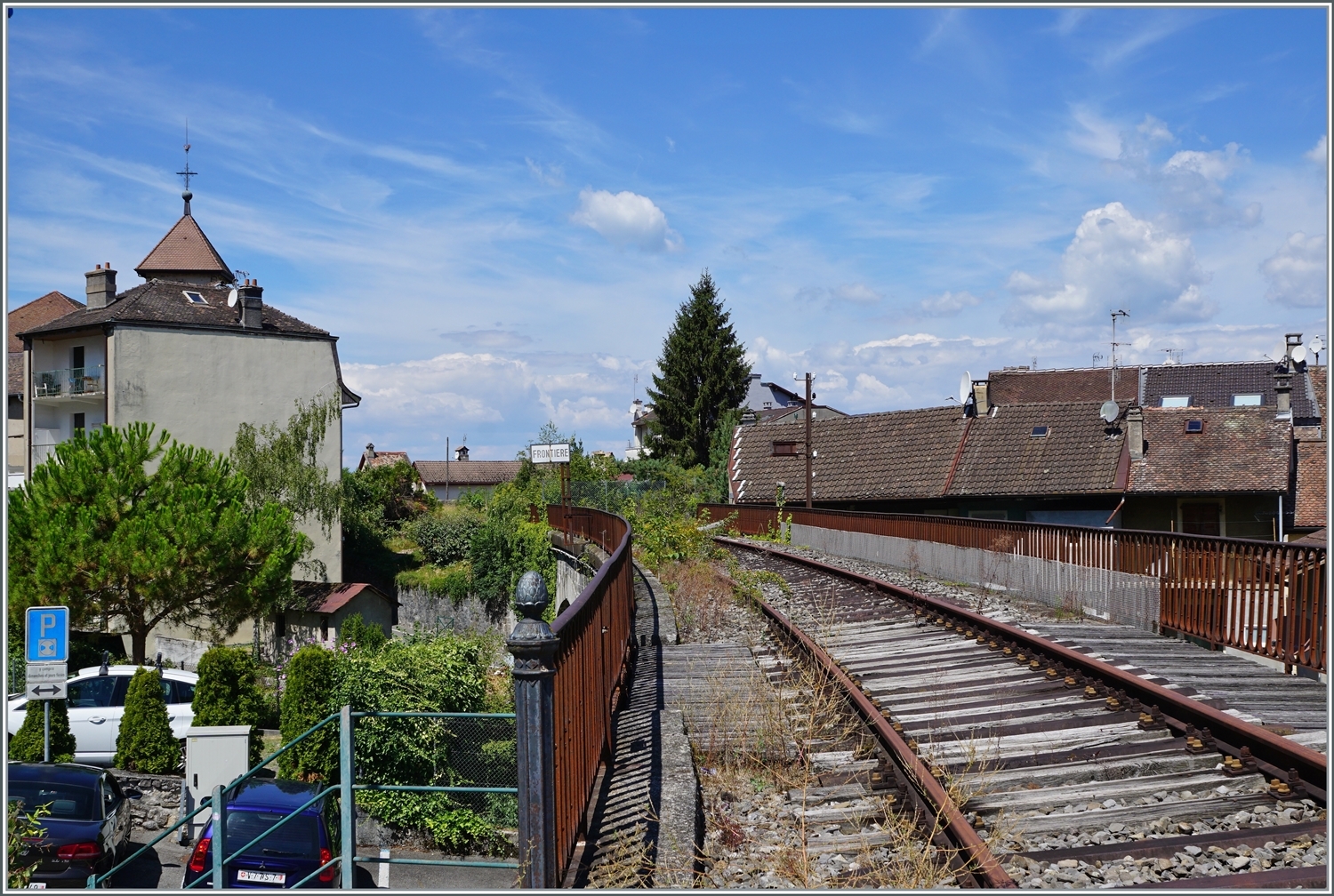 Ein Blick nach Frankreich von St Gingolph (Suisse) aus: Die Strecke nach Evian Les Bains, seit 1998 ohne (Museumsbahn)-Verkehr mehr. Doch in diesen Tagen, Monaten soll endlich entschieden werden ob und wenn ja wie die Strecke wieder reaktiviert wird.

Photo: 30. Juli 2022 /Text: 2. März 2023