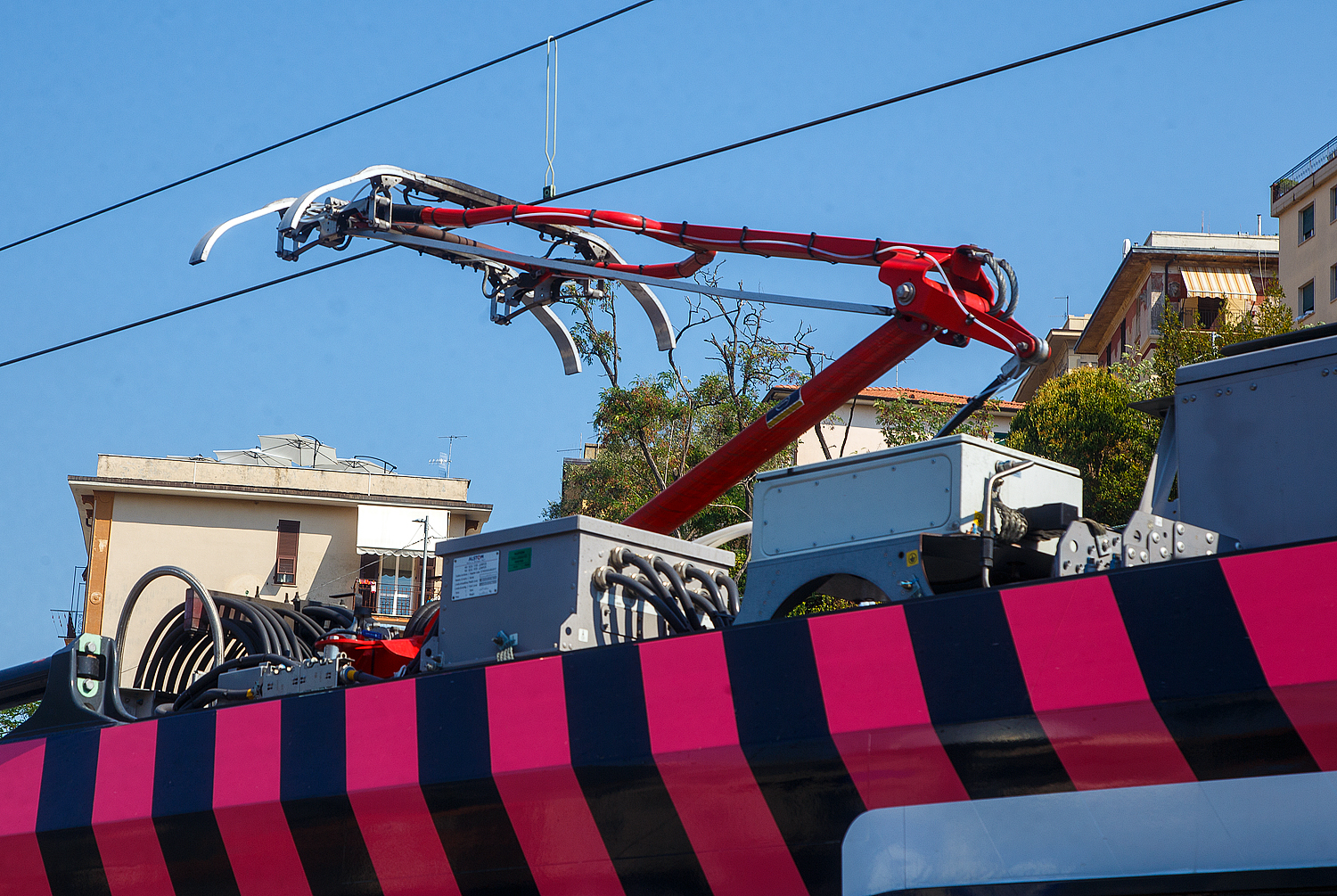 Ein Einholmstromabnehmer (Pantograf) von dem Trenitalia „pop“ ETR 104 078, ein vierteiliger Alstom Coradia Stream, am 21.07.2022 im Bahnhof La Spezia Centrale.