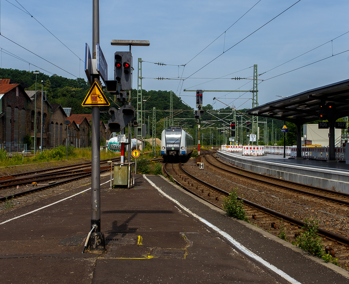 Ein ET 423 der S-Bahn Stuttgart im neuen Redesign auf Abwegen….
Der vierteilige Elektrotriebzug 94 80 0423 511-5 D-DB / 433 511-3 / 433 011-4 / 423 011-6 ein „Kurzzug“ der Baureihe 423 (1. Bauserie) der S-Bahn Stuttgart fährt am 18. Juni 2025, auf Werkstattfahrt, durch den Bahnhof Betzdorf/Sieg in Richtung Siegen. Vermutlich ging es wieder zurück nach Stuttgart.
