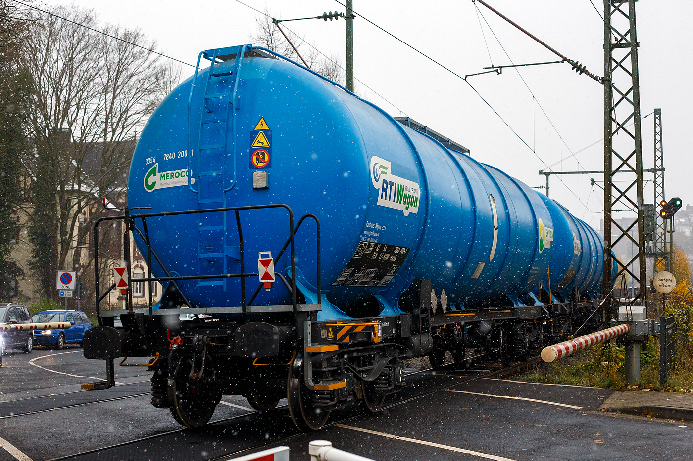 Ein fast neuer vierachsiger 88 m³ Drehgestell-Kesselwagen (Mineralöl-Kesselwagen 88 m³) 33 54 7830 200-1 CZ-RTIW, der Gattung Zacns, der slowakischen Wagonvermietungsfirma Railtrans International a.s. (Bratislava), am 22 November 2024 im Zugverband bei einer Zugdurchfahrt durch Kirchen/Sieg.

TECHNISCHE DATEN:
Spurweite: 1.435 mm (Normalspur)
Achsanzahl: 4 (in 2 Drehgestelle)
Länge über Puffer: 15.000 mm
Drehzapfenabstand: 9 960 mm
Drehgestelle: Y25 Lsd (1xBgu) / Radsätze BA 004
Achsabstand im Drehgestell: 1.800 mm
Laufraddurchmesser:  920 mm (neu) / 840 mm (abgenutzt)
Eigengewicht: 21.200 kg
Tankinhalt: 88.000 l
Max. Ladegewicht: 68,8 t (Streckenklasse D) 
Höchstgeschwindigkeit: 100 km/h (beladen) / 120 km (leer)
Kleinster befahrbarer Gleisbogen: R 35 m
Bremse: KE-GP (K)
Handbremse: Von Bremserbühne bedienbar
Intern. Verwendungsfähigkeit: TEN GE / G1
Tankcode: L4BH
