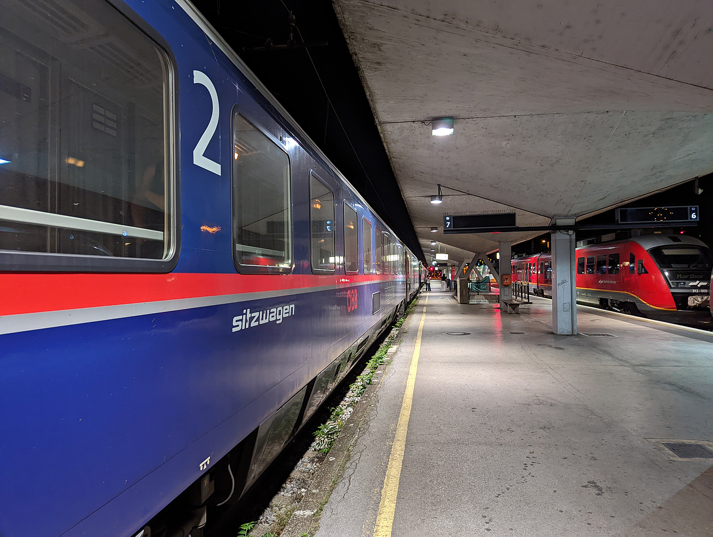 Ein für uns unerwarteter Zwischenstopp, unseres ÖBB Nightjet EN 236 / 40236 von Venezia Santa Lucia (Venedig) nach München, am späten Abend des 24 Juli 2022 (22:00 Uhr) im Bahnhof der slowenischen Hauptstadt Ljubljana (Laibach). Für uns unerwartet, da eigentlich die Fahrt direkt von Italien (über Udine) über Villach und Salzburg in Österreich nach München (Monaco di Bavaria) gehen sollte. Aber die Strecke wie auch der Brenner waren gesperrt, so ging es mit einem Umweg durch Slowenien in Richtung Heimat.
