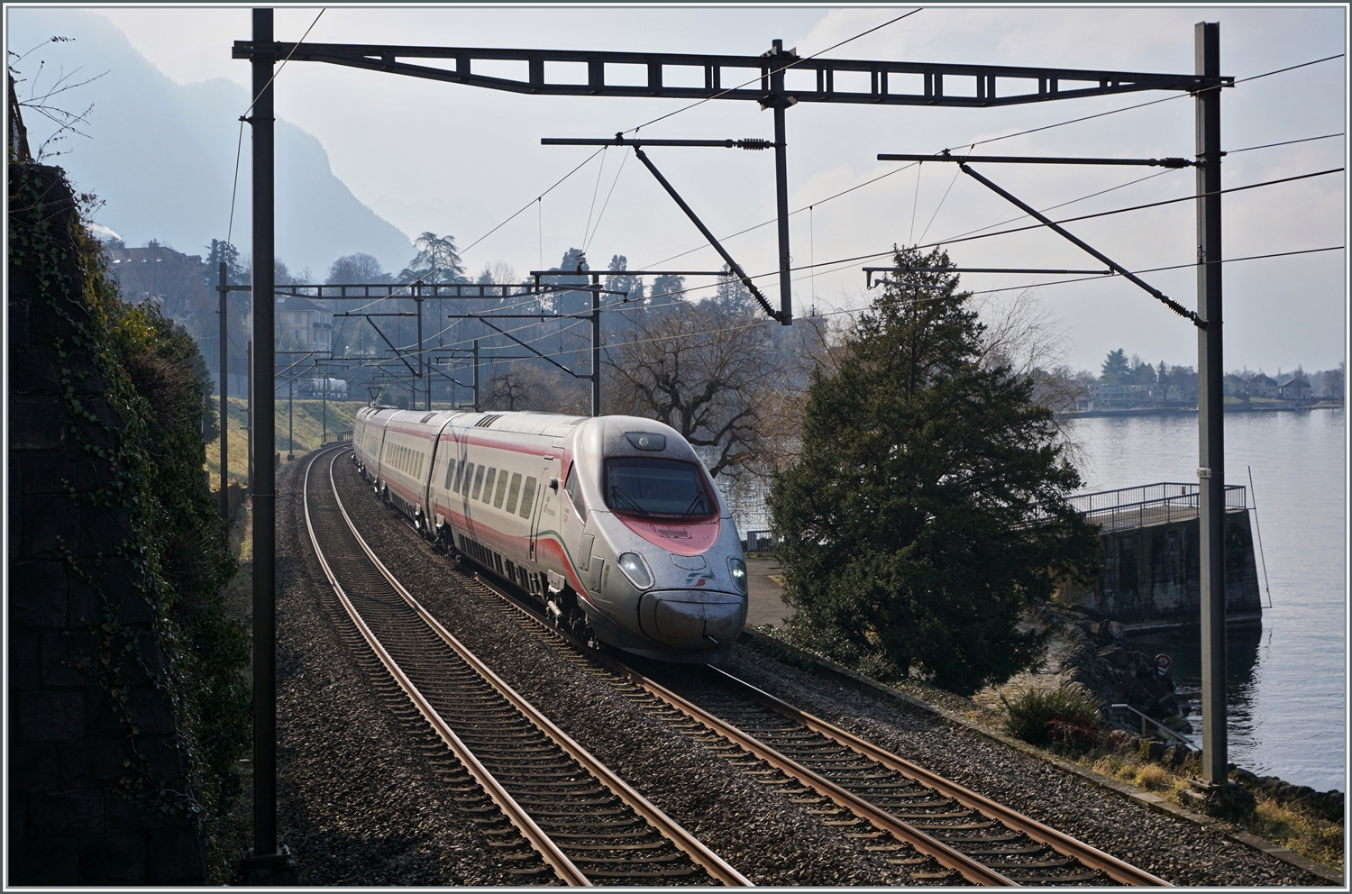 Ein Gegenlichtbild des FS Trenitalia ETR 610 004 auf der Fahrt von Milano nach Genève kurz vor dem Château de Chillon. 

8. Februar 2023