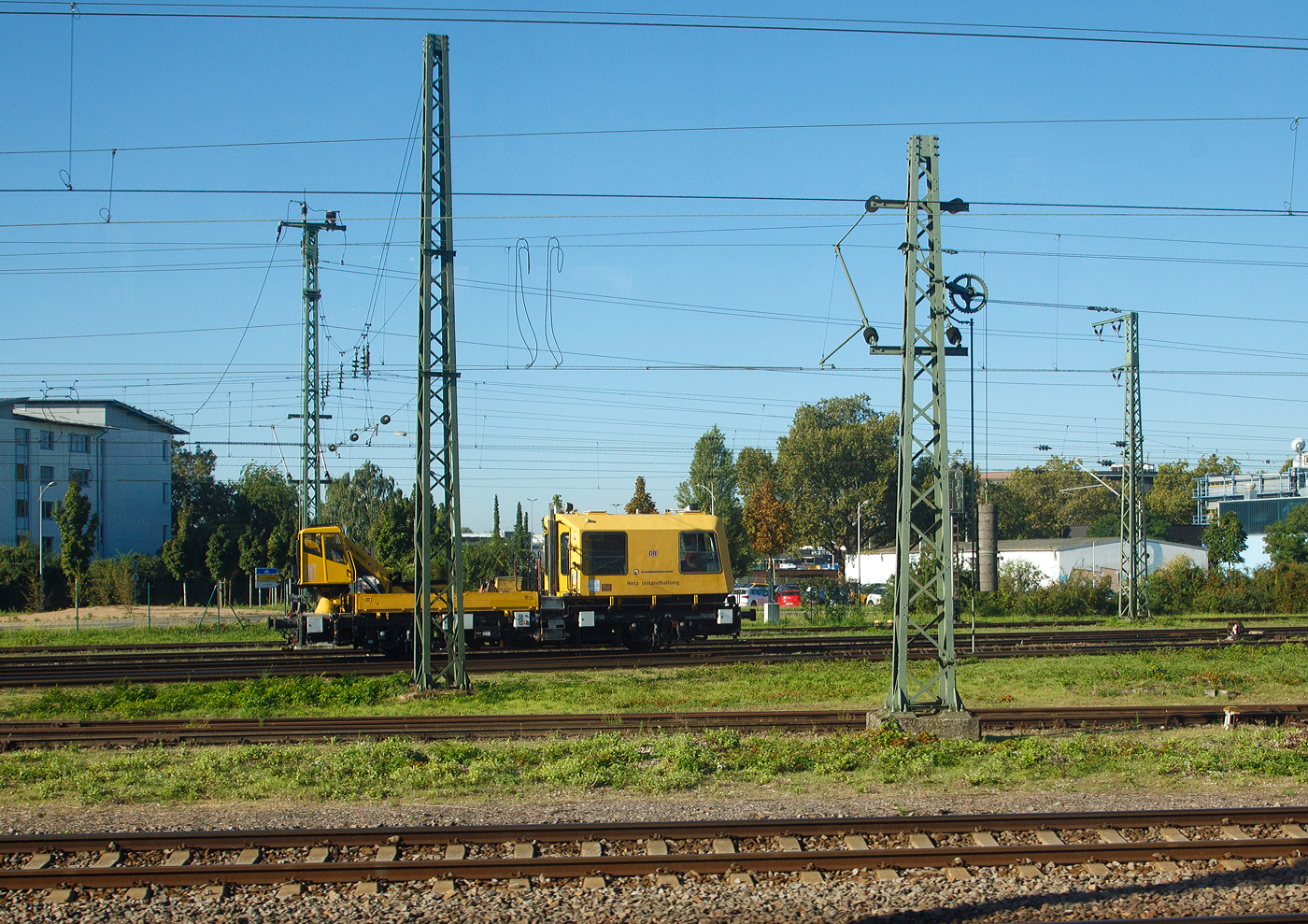 Ein Gleisarbeitsfahrzeug GAF 200 R (vermutlich 742 105 / 97 17 55 004 18-3 D-DB) der DB Netz AG steht am 07.09.2023 in Mannheim. Bild aus einem ICE heraus.

Das Gleisarbeitsfahrzeug GAF 200 ist ein zweiachsiges Schienenfahrzeug zur Wartung und Instandhaltung des Oberbaues. Der Antrieb erfolgt mittels Dieselmotor (schadstoffarm nach EURO II) über ein hydrodynamisches Automatikgetriebe zu den Radsatzgetrieben der beiden Achsen. Das mit Regelzug- und Stoßeinrichtung, schallisolierter Kabine, Ladeplattform, Kran, Stromversorgungseinheit, Arbeitsfahrantrieb, Sifa, Indusi und Zugfunk ausgerüstete Fahrzeug erreicht eine Höchstgeschwindigkeit von 120 km/h und ist für eine maximale Anhängelast von 80 t ausgelegt.

TECHNISCHE DATEN:
Spurweite: 1.435 mm (Normalspur)
Achsfolge: B
Länge über Puffer: 13.667 mm
Breite: 3.100 mm
Höhe: 3.950 mm
Achsabstand:  7.000 mm
Raddurchmesser: 840 mm (neu)
Höchstgeschwindigkeit:120 km/h (Eigenfahrt und geschleppt)
Geschwindigkeit bei Arbeitsfahrt: 0 - 5 km/h
Eigengewicht: 33 t
Nutzlast: 5 t
Ladepritsche (Länge x Breite): 5.000 mm x 2.800 mm
Bordwandhöhe: 400 mm
Ladekran max. Auslegerausladung: 7.700 mm
Ladekran Lastmoment (abgestützt): 6,35 t bei 2,2 m Ausladung, 1,83 t bei 8,1 m Ausladung
Ladekran Lastmoment (unabgestützt): 2,35t bei 3,9 m Ausladung, 1,0 t bei 7,7 m Ausladung
Generator: 17 kVA
Fahrmotor: MAN D 2876 LOH, EURO II, ein 6-Zylinder-Dieselmotor mit Turboaufladung und Ladeluftkühlung mit 338 kW Leistung bei 2.000 U/min
Arbeitsmotor: MAN D 0824 LFL, EURO II, ein 4-Zylinder-Dieselmotor; 89 kW Leistung bei 1.500 U/min