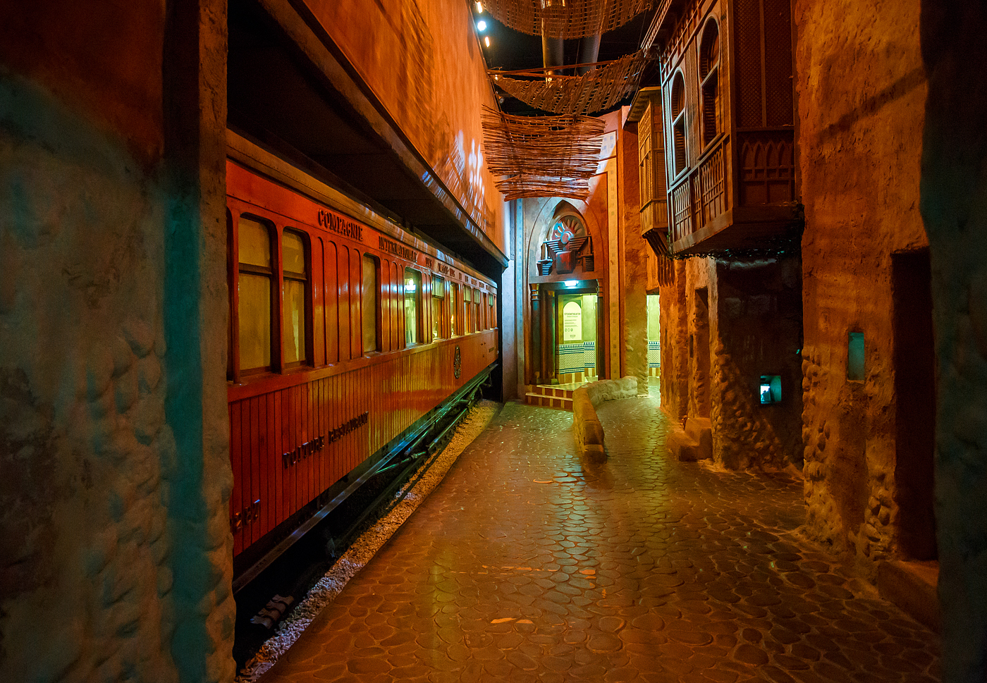 Ein Hauch von Orient in den Niederladen, der Teakholz-Speisewagen WR 2287 ehemals der CIWL - Compagnie Internationale des Wagons Lits et des Grands Express Européens, am 24 Juni 2025 im Het Spoorwegmuseum (bis 2005 NSM - Nederlands Spoorwegmuseum / Niederländischen Eisenbahnmuseum) in Utrecht im ehemaligen Bahnhof Maliebaan.

Der Wagen wurde 1911 von Rába Magyar Waggon- és Gépgyár Reszvénytársaság in Győr, Ungarn (Raab Ungarische Waggon- und Maschinenfabrik Aktiengesellschaft) für die Compagnie Internationale des Wagons Lits et des Grands Express Européens (CIWL) gebaut. 

Am 4. Dezember 1876 gründete George Nagelmackers in Belgien die „Compagnie Internationale des Wagons Lits“. Der Name wurde später zu „et des Grands Express Européens“ erweitert. Das Unternehmen konzentrierte sich hauptsächlich auf Luxusreisezüge auf internationalen Strecken. Die von der CIWL in Auftrag gegebenen Schlafwagen ermöglichten Nachtfahrten und sparten so deutlich Zeit auf langen Strecken. Dank der Speisewagen konnten zudem die bis dahin üblichen Essenspausen entfallen, was eine weitere Zeitersparnis bedeutete.

Außergewöhnliche Sorgfalt wurde auf das Rollmaterial gelegt, wie dieser luxuriöse Teakholzwagen WR 2287 im Museum beweist. Dieser Speisewagen ist einer von vielen luxuriösen Holzwaggons Teakholzwagen, die Wagon Lits für seine internationalen Züge bauen ließ, darunter auch für den bekannten Orient-Express (Paris – Istanbul). Der Wagen war hauptsächlich in Südosteuropa im Einsatz und wahrscheinlich auch im berühmten Orient-Express im Einsatz. 

Der vierachsige Speisewagen verfügt über eine Zentralheizung mit Kohleofen, eine Küche mit Kohleofen, Kühlschränken und verschiedenen Küchenutensilien. Der zweigeteilte Speisesaal bietet 36 Sitzplätze (freistehende und ledergepolsterte Stühle) an jeweils sechs Tischen für 2 bzw. 4 Personen.

Als das Eisenbahnmuseum 1953 eröffnete, bestand der Bedarf, der Öffentlichkeit Erfrischungen anzubieten. Ein hölzerner Speisewagen wurde in Erwägung gezogen, war jedoch in Westeuropa nicht mehr erhältlich. In Ungarn wurde jedoch dieser ehemalige CIWL- Teakholzwagen entdeckt, der noch immer als Dienst-und Arbeitswagen im Einsatz war. Die Werkstatt der Ungarischen Eisenbahn in Dunakeszi, damals noch hinter dem Eisernen Vorhang, restaurierte diesen Waggon vollständig und vorbildlich. Der Wagen kam 1977 ins Eisenbahnmuseum nach Utrecht. Ursprünglich sollte der Wagen vom Museum als Restaurant genutzt werden, aber nach der Renovierung in Ungarn erhielt er einen prominenten Platz in der Sammlung.

In einem solcher Wagen dieser Serie (CIWL 2419 D) wurde 1918 der Waffenstillstand des Ersten Weltkriegs unterzeichnet, 1940 die Kapitulation Frankreichs vor den Deutschen. 

TECHNISCHE DATEN:
Baujahr: 1911
Spurweite: 1.435 mm (Normalspur)
Achsen: 4 (in 2 Drehgestellen)
Achsfolge:	2'2'
Länge über Puffer: 20.400 mm
Sitzplätze: 36
