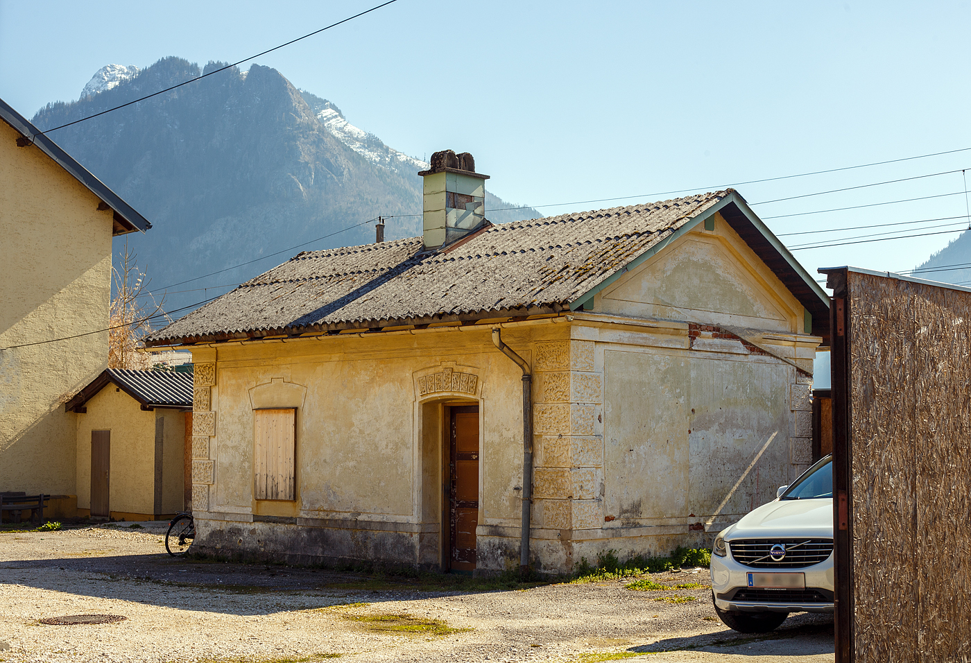Ein kleines Nebengebäude vom Bahnhof Ebensee am Traunsee an der Salzkammergutbahn (ÖBB KBS 170) am 03 April 2025. Das Flair erinnert ein wenig an italienische Bahnhöfe, wie Domodossola.  