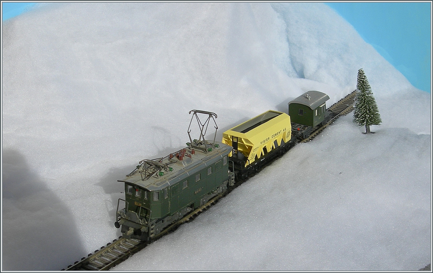 Ein Liliput-Zug! Die EBT Be 4/4 103 ist ein Geschenk meiner Paten, ich habe die Lok vor wenigen Tagen wieder zum Laufen gebracht. Der Kieswagen stammt von Bachmann Liliput und der Sputnik am Zugschluss bedarf noch der Aufarbeitung.  

12. Jan. 2025