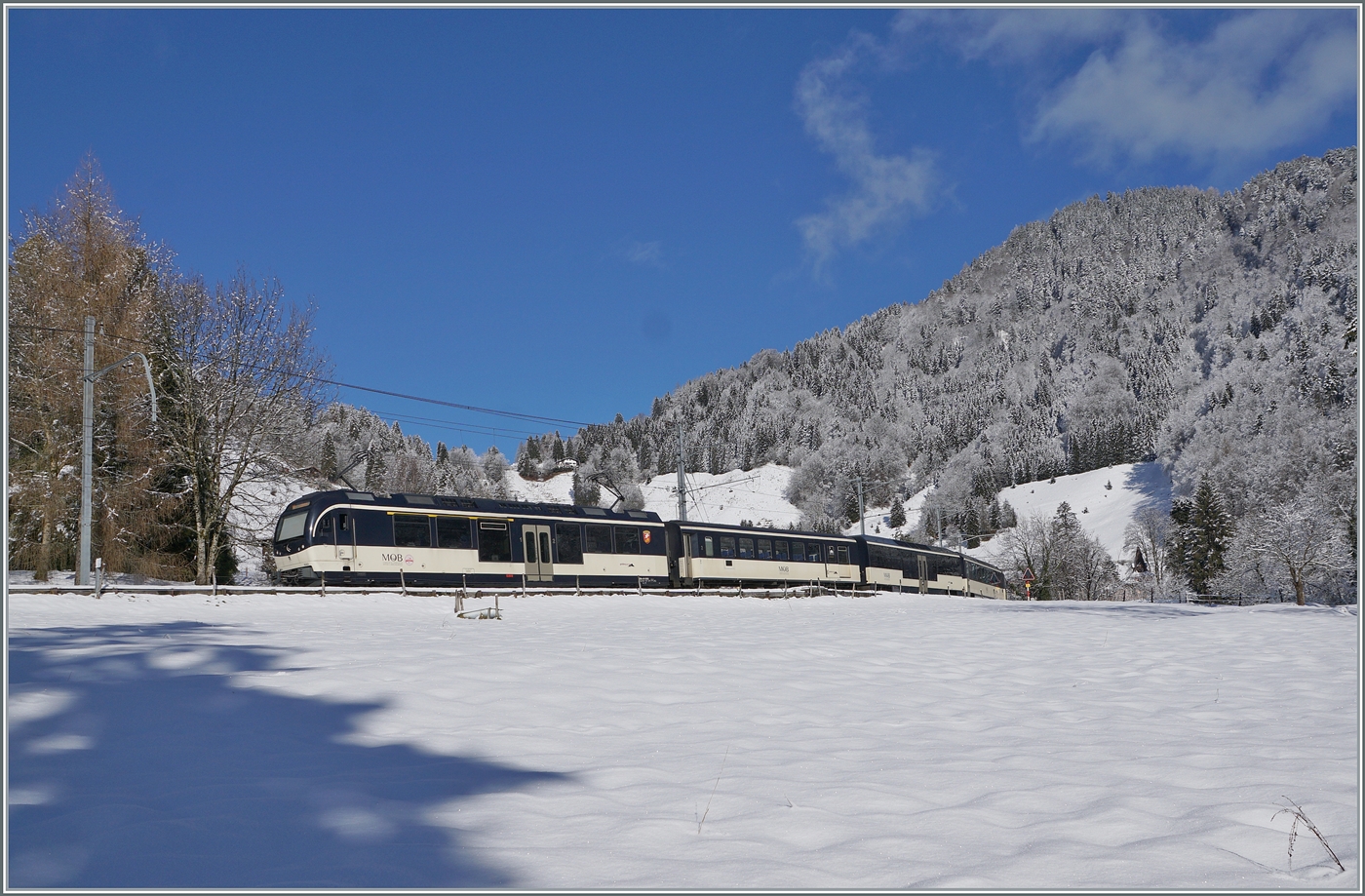 Ein MOB Regionalzug von Montreux nach Zweisimmen erreicht in Kürze das winterliche Les Avants. Den Zug schieb ein MOB ABe 4/4 Serie 9000. Im Laufe des Jahres wir die MOB weiter ABe 4/4 /Be 4/4 von der CJ erhalten, das diese durch den Kauf der neunen ABe 4/12 auf diese Triebwagen verzichten muss (statt wie vorgesehen auf die GTW ABe 2/6). 

3. Jan. 2025