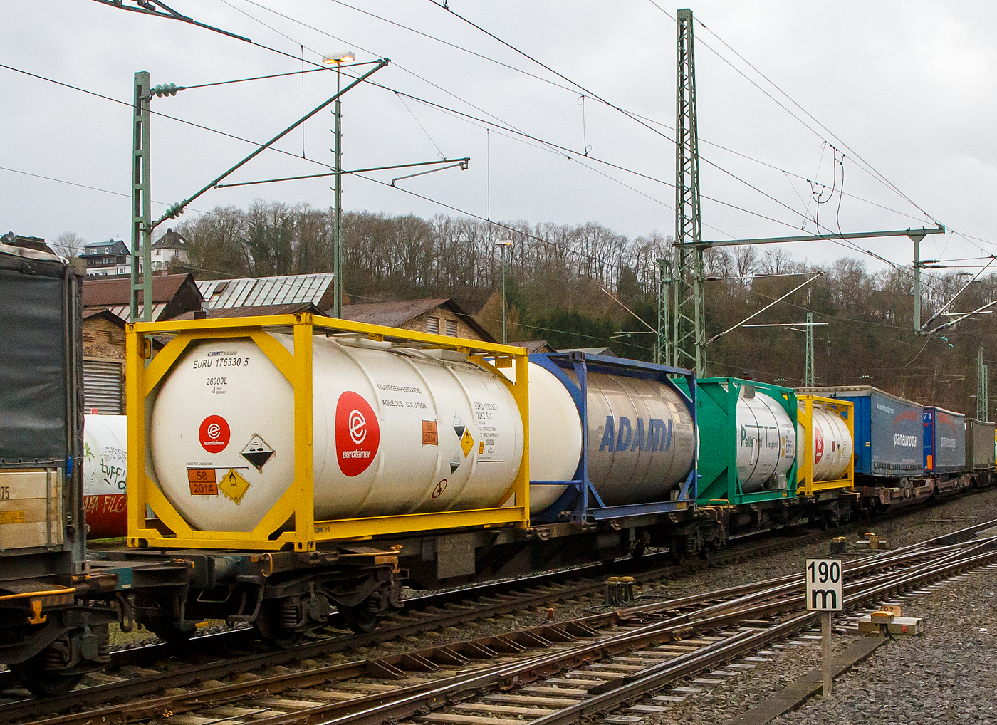 Ein recht lange sechsachsige Drehgestell-Gelenk-Containertragwagen-Einheit (6- achsiger Containertragwagen), 33 83 4962 014-0 I-CEMAT, der Gattung Sggmrss, der Mercitalia Intermodal S.p.A., Mailand (ex Cemat S.p.A.), am 30.01.2023 im Zugverband bei der Durchfahrt in Betzdorf (Sieg), hier beladen mit 4 Tank-Containern.

TECHNISCHE DATEN (laut Anschriften):
Spurweite: 1.435 mm
Anzahl der Achsen: 6 in drei Drehgestellen
Länge über Puffer: 33.940 mm
Eigengewicht: 31.000 kg
Max. Zuladung bei Lastgrenze S: 104,0 t (ab Streckenklasse D)
Max. Zuladung bei Lastgrenze SS: 57,0 t (ab Streckenklasse A)
Max. Geschwindigkeit: 100 km/h (Lastgrenze SS oder leer 120 km/h)
Kleinster bef. Gleisbogenradius: R 75 m
Verwendungsfähigkeit: RIV
