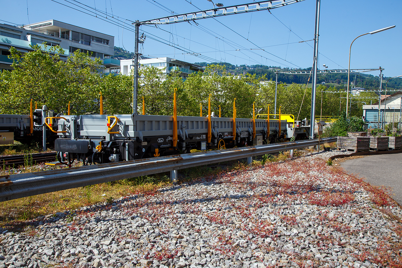 Ein sehr neuer Schmalspur Güterwagen (Baujahr 2021) der MOB.
Der vierachsige Drehgestell-Flachwagen mit klappbaren Seitenborden, Stirnwandklappen und Drehrungen als Dienstgüterwagen MOB X 783 der Montreux-Berner Oberland-Bahn, abgestellt am 26.05.2023 in Vevey. Als Güterwagen wäre er in die Gattung „Re“ einzuordnen. Eine UIC-Nr. gibt es für diese Schmalspur Wagen auch nicht. 

Leider ist von diesen Netz nicht von diesen neuen schmalspurigen Güterwagen nichts zu finden, daher muss ich hier mit den Anschriften auskommen die ich selbst auf meinen eigenen Bildern lesen kann. 

TECHNISCHE DATEN:
Entwicklung/Konstruktion: PVF Trade s.r.o. Česká Lípa (Tschechien)
Hersteller: SUTOR GLOBAL s.r.o. (Tschechien)
Spurweite: 1.000 mm (Meterspur)
Achsanzahl: 4 (in 2 Drehgestellen)
Länge über Puffer: 15.000 mm 
Drehzapfenabstand: 9.500 mm 
Ladelänge: 13,500 mm
Ladefläche: 32,4 m²
Eigengewicht: 18.500 kg 
Max. Ladegewicht: 45.500 kg (ab Streckenklasse A)
Höchstgeschwindigkeit: 80 km/h
Bremse: KE-GP-A
Feststellbremse: Ja
Kupplungen: Mittelpuffer mit einer Schraubenkupplungen (Zp 1)