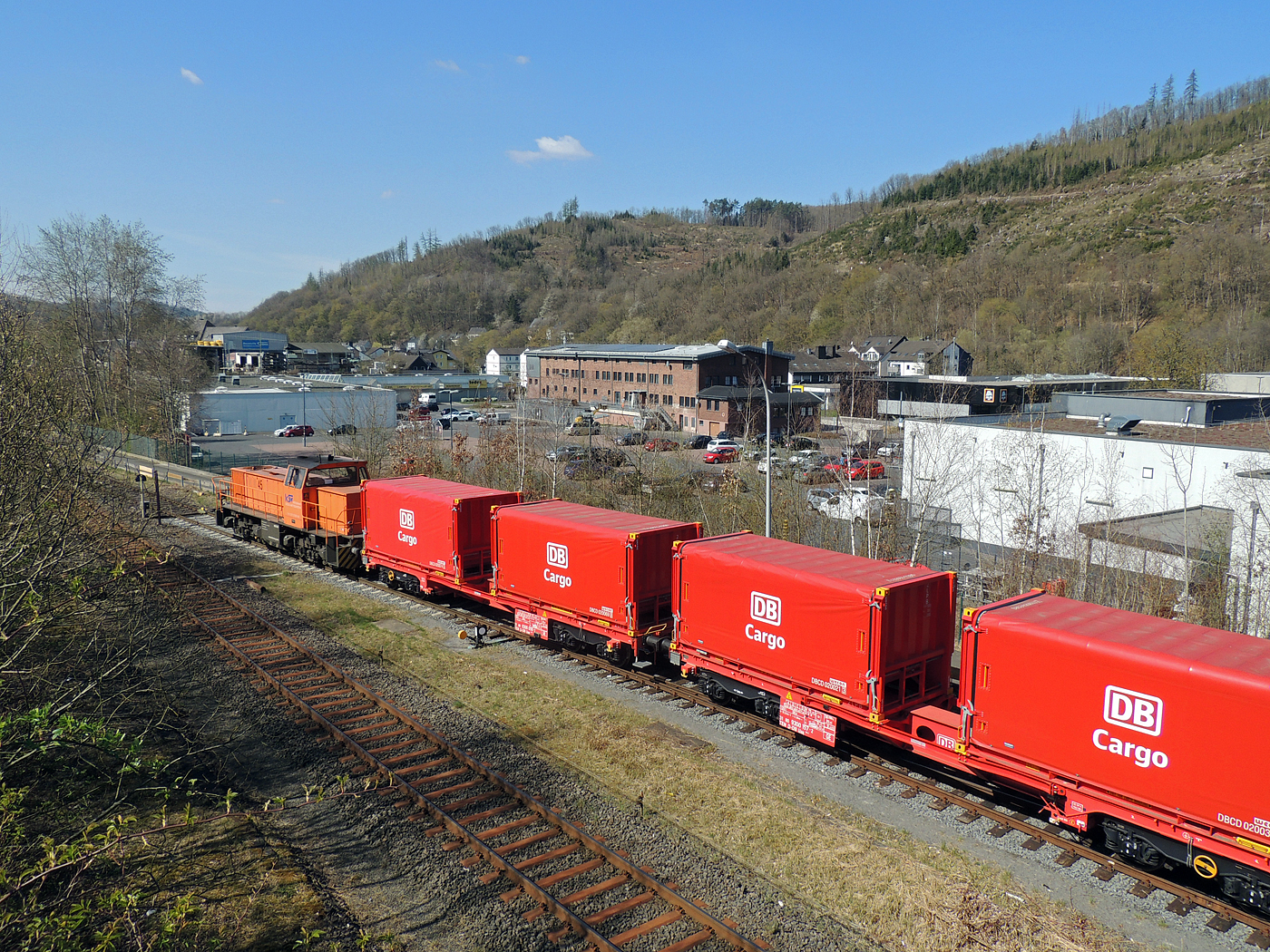 Ein seltener Besuch von der KSW 45 in Herdorf auf der KSW-Infrastruktur  Freien Grunder Eisenbahn  (NE 447), da sie mit 1.120 kW (1.522 PS) die schwächste Lok der KSW ist, aber hier sind es ja nur leere Wagen. Die KSW 45 (98 80 0276 016-9 D-KSW) die MaK G 1204 BB der Kreisbahn Siegen-Wittgenstein steht am 09 April 2025 mit einem Übergabezug an der Anschlussstelle der Freien Grunder Eisenbahn zur Abfahrt bereit. Nochmals einen lieben Gruß an den netten Lokführer zurück. 