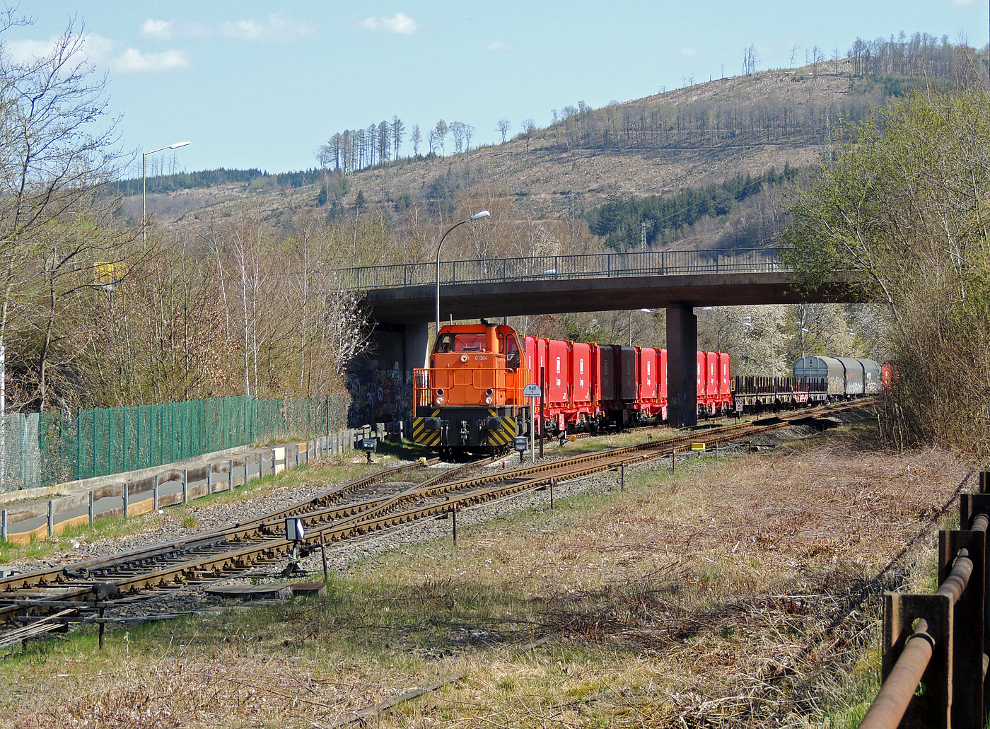 Ein seltener Besuch von der KSW 45 in Herdorf auf der KSW-Infrastruktur  Freien Grunder Eisenbahn  (NE 447), da sie mit 1.120 kW (1.522 PS) die schwächste Lok der KSW ist, aber hier sind es ja nur leere Wagen. Die KSW 45 (98 80 0276 016-9 D-KSW) die MaK G 1204 BB der Kreisbahn Siegen-Wittgenstein steht am 09 April 2025 mit einem Übergabezug an der Anschlussstelle der Freien Grunder Eisenbahn zur Abfahrt bereit. Nochmals einen lieben Gruß an den netten Lokführer zurück. 