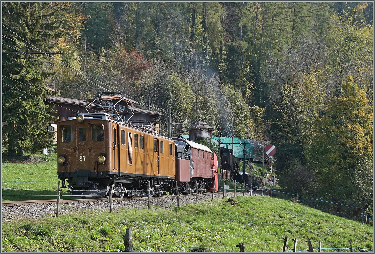 Ein seltenes Bild aus vielerlei Hinsicht: Die Bernina Bahn RhB Ge 4/4 81 der Blonay Chamby Bahn ist mit der Dampfschneeschleuder X rot d 1052 bei Chaulin auf dem Weg nach Vers-Chez- Robert. Es ist mir nicht bekannt, ob die Ge 4/4 81 in den Berninabahnzeiten mit den BB/RhB  X rot zum Einsatz kaum. Zudem ist es bei der B-C ein sehr seltenes Ereignis, dass die 1913 gebaute X rot 1052 au die Strecke kommt.

30. Okt. 2022 