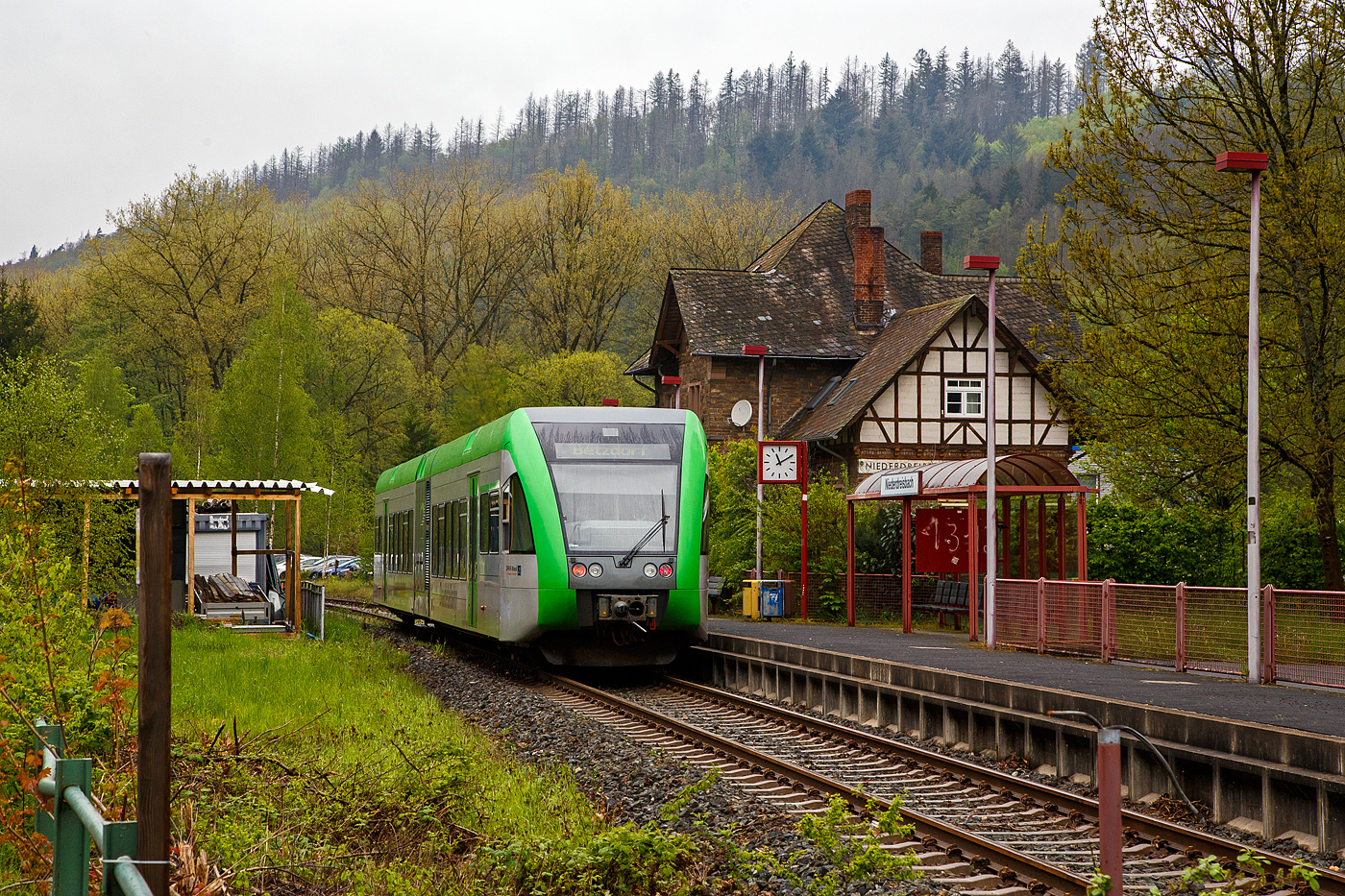 Ein Stadler GTW 2/6 der Westerwaldbahn des Kreises Altenkirchen GmbH (WEBA)  Daadetalbahn , verlässt am 08.05.2023, als  RB 97  Daadetalbahn  nach Betzdorf, den Hp Niederdreisbach (zuvor Bf) und fährt weiter in Richtung Betzdorf (Sieg). Es war wohl der erste Zug des Tages, denn am Abend zuvor (des 07.05.) gab im Daadetal mächtigen Starkregenfälle, so musste erst die Strecke auf Unterspülungen untersucht werden.

Die zwei Stadler GTW 2/6 der Westerwaldbahn des Kreises Altenkirchen GmbH (WEBA) sind die ehemaligen Triebwagen der HellertalBahn GmbH, sie wurden zum 31.12.2015, von der WEBA angekauft und vor ihrem neuen Einsatz bei der Euromaint Rail GmbH (EMR) in Delitzsch modernisiert und hauptuntersucht.
