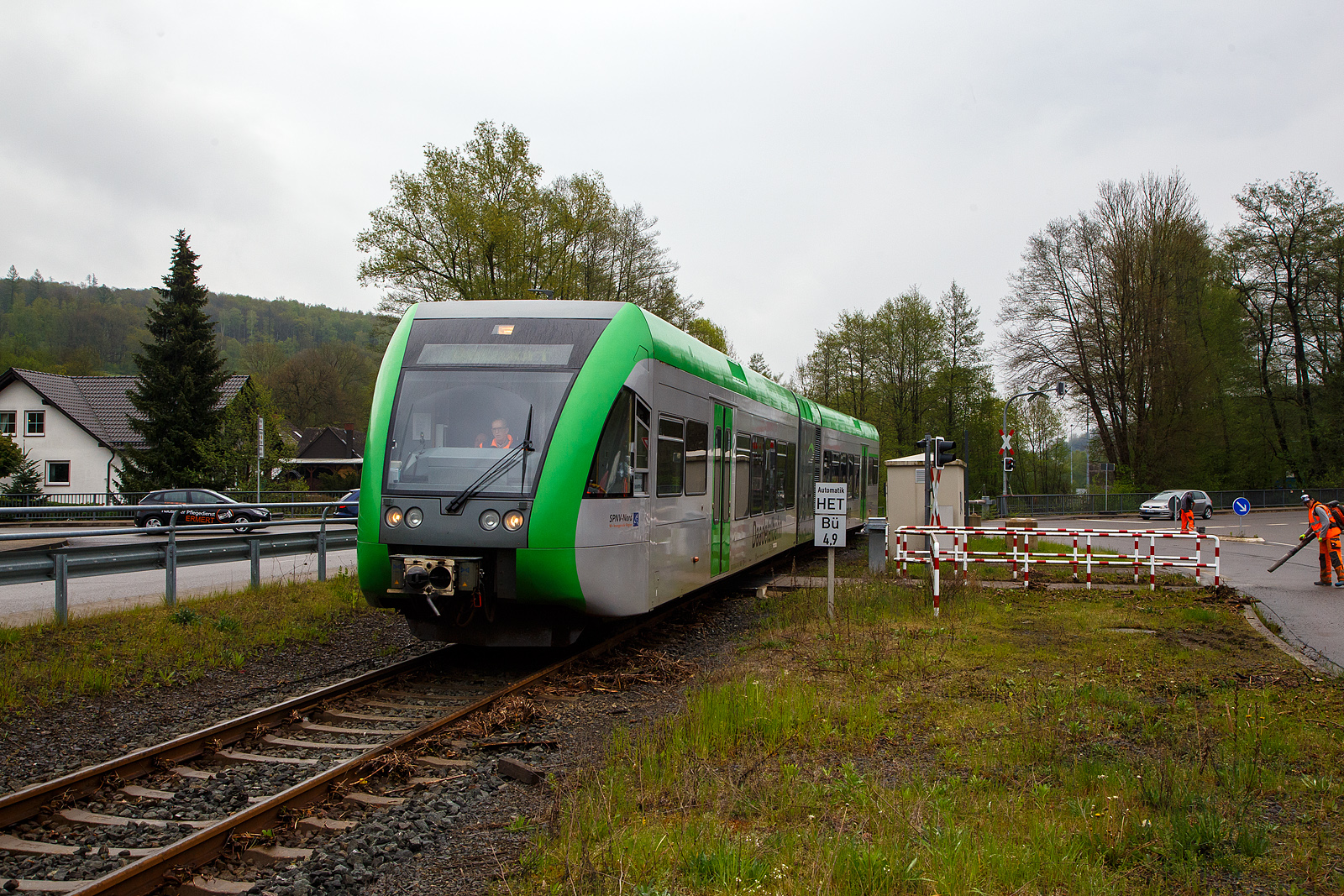 Ein Stadler GTW 2/6 der Westerwaldbahn des Kreises Altenkirchen GmbH (WEBA)  Daadetalbahn , als  RB 97  Daadetalbahn  nach Betzdorf, passiert den Bü km 4,9, der 9,9 km langen Strecke Daadetalbahn (KBS 463) zwischen Betzdorf und Daaden, Niederdreisbach und erreicht sogleich den Hp Niederdreisbach (zuvor Bf). Es war wohl der erste Zug des Tages, denn am Abend zuvor (des 07.05.) und in der Nacht gab im Daadetal mächtigen Starkregenfälle, so musste erst die Strecke auf Unterspülungen untersucht werden. Rechts sind noch zwei Arbeiter dabei die Straße von der Überflutung zu reinigen. 

Die zwei Stadler GTW 2/6 der Westerwaldbahn des Kreises Altenkirchen GmbH (WEBA) sind die ehemaligen Triebwagen der HellertalBahn GmbH, sie wurden zum 31.12.2015, von der WEBA angekauft und vor ihrem neuen Einsatz bei der Euromaint Rail GmbH (EMR) in Delitzsch modernisiert und hauptuntersucht.
