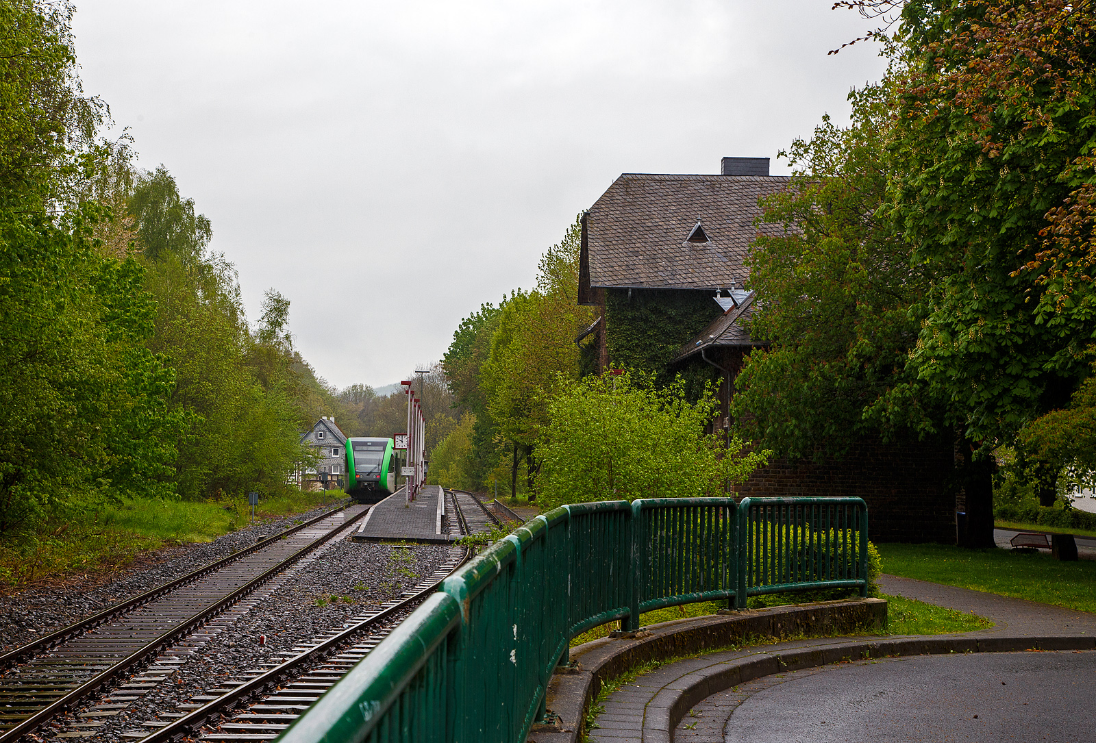 Ein Stadler GTW 2/6 der Westerwaldbahn des Kreises Altenkirchen GmbH (WEBA)  Daadetalbahn  steht am 08.05.2023 im Bahnhof Daaden, als RB 97  Daadetalbahn , zur Abfahrt bereit. Der Bahnhof Daaden ist Endpunkt der 9,9 km langen Strecke zwischen Betzdorf und Daaden, der Daadetalbahn (KBS 463). Es war wohl der erste Zug des Tages, denn am Abend zuvor (des 07.05.)  gab im Daadetal mächtigen Starkregenfälle, so musste erst die Strecke auf Unterspülungen untersucht werden.