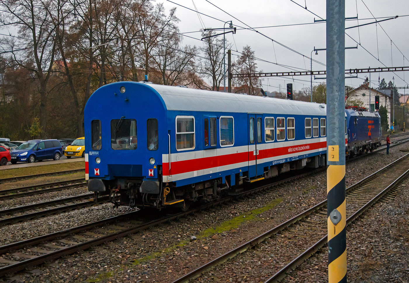 Ein tschechischer Gleismesszug der Spr�va �eleznic (S�CZ), bestehend aus der SIEMENS Vectron MS – 193 901-6 (in Deutschland eingestellt) und dem Gleismesswagen CZ-SZCZ 99 54 93-62 005-9, steht am 24.11.2022 bei Karl�tejn (deutsch Karlstein, zum Bezirk Beroun). Aufnahme aus dem Zugheraus.

Das staatliche tschechische Eisenbahninfrastrukturunternehmen hie� bis Januar 2020 S�DC - Spr�va �elezničn� dopravn� cesty (deutsch: Verwaltung der Eisenbahn-Verkehrswege) und wurde Spr�va �eleznic (S�CZ) unbenannt.

Der Gleismesswagen dient zur Messung der geometrischen Parameter der Gleise. Er wurde von der niederl�ndischen Firma ER aus einem vom VEB Waggonbau Bautzen 1989/90 gebauten ČD-Schnellzugwagen der Gattung Bymee umgebaut. 

Die geometrischen Parameter des Gleises werden ber�hrungslos alle 0,25 m des abgefahrenen Gleises abgetastet. Die Messgr��energebnisse werden in dynamische und quasistatische Anteile der Gleislage unterteilt. Dynamische Gr��en repr�sentieren L�ngsh�he, �berh�hung, Gleisrichtung, Spurweite, Einbruch mit optionaler Basisl�nge. Quasistatische Gr��en repr�sentieren Kr�mmung, H�he und Spurweite. Das System zur Messung einzelner geometrischer Parameter verwendet Beschleunigungssensoren, Winkelgeschwindigkeiten, induktive Wegsensoren, ein laseroptisches System mit CCD-Kameras (zur Spur- und Richtungsmessung). Die Messwerte werden von einem Computer verarbeitet mit einer �bersicht �ber die unmittelbaren M�ngel der Abschnittsauswertung. Individuelle Dateien erm�glichen die Weiterverarbeitung im Auswertezentrum. Der Messwagen ist au�erdem mit einem Videosystem ausgestattet, das die gemessene Strecke kontinuierlich aufzeichnet.

TECHNISCHE DATEN:
Spurweite: 1.435 mm (Normalspur)
Anzahl der Achsen: 4 
L�nge �ber Puffer:  26.400 mm
Drehzapfenabstand: 19.000 mm
H�he: 4.050 mm
Breite: 3.140 mm
Achsabstand: 8.000 mm
Eigengewicht: 43.245 kg
H�chstgeschwindigkeit: 160 km/h 
Bremse: DK-PR (D)
Kleister befahrbarer Gleisbogen: R = 150 m


Die SIEMENS Vectron MS (X4E) - 193 901-6 (91 80 6193 901-6 D-SZDC) der Spr�va �eleznic (S�CZ) ist in Deutschland eingestellt und wird vorwiegend vor Messz�gen eingesetzt. 

Die Siemens X4E bzw. Siemens Vectron MS wurde 2010, als eine der ersten neuen Produktfamilie Vectron, von Siemens Mobilitiy in M�nchen-Allach unter der Fabriknummer 21691 gebaut. Und vom Pr�fcenter Wegberg-Wildenrath als 91 80 6193 901-6 D-PCW eingestellt. F�r die Zulassungszwecke bekam sie alle wichtigen europ�ischen Zugbeinflussungssysteme eingebaut. Von 2014 war sie als Mietlok, oft f�r die Lokomotion Gesellschaft f�r Schienentraktion mbH in M�nchen unterwegs. Im August 2018 wurde sie Siemens Mobility GmbH als 91 80 6193 901-6 D-SIEAG eingestellt. 2021 wurde sie dann an das tschechische Eisenbahninfrastrukturunternehmen Spr�va �eleznic (S�CZ) verkauft, blieb aber in Deutschland eingestellt.

Die Vectron MS (Multi-System - High Power)  mit einer Leistung von 6.4 MW (unter Wechselstrom) mit einer zugelassenen H�chstgeschwindigkeit bis 200 km/h hat die Zulassungen f�r Deutschland, �sterreich, Ungarn, Tschechien, Polen, Slowakei Rum�nien (D/A/H/PL/CZ/SK/RO).