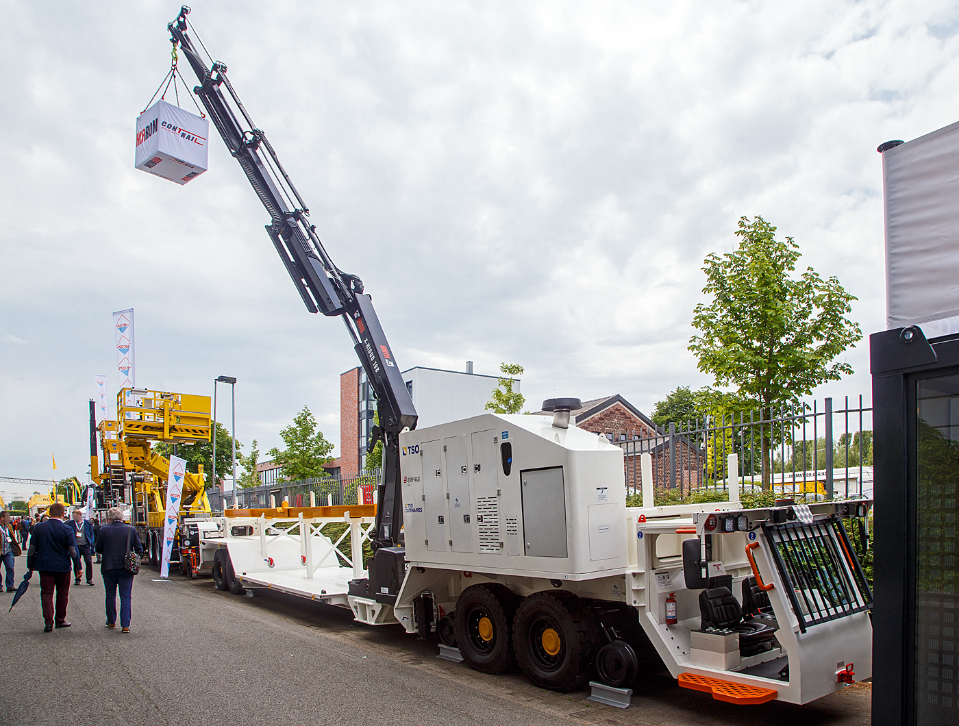 Ein ungewöhnliches ZW-Tieflader-Fahrzeug (VMS - Multiservice Vehicle) präsentierte die rumänischen Hersteller HIAROM Railway srl und CONTRAIL Machinery srl, auf der 28. Internationale Ausstellung Fahrwegtechnik 2022 (iaf) in Münster, hier am 31 Mai 2022. Das Fahrzeug ist wohl für die französischen Gleisbauer TSO und Eiffage Rail.

Das Fahrzeug bzw. Multiservice Vehicle (VMS) eingesetzt ist speziell für den Eisenbahntunnelbau. Das VMS ist in zwei Varianten „Schiene und Straße“ und „Schiene oder Straße“ erhältlich. Das maximale Fahrzeuggewicht beträgt 34 t. Eis hat 2 Fahrersitze, um Kehrtwendungen im Tunnel zu vermeiden. Dieses Fahrzeug hat zudem einen Ladekran HIAB X-HiDuo 188.
