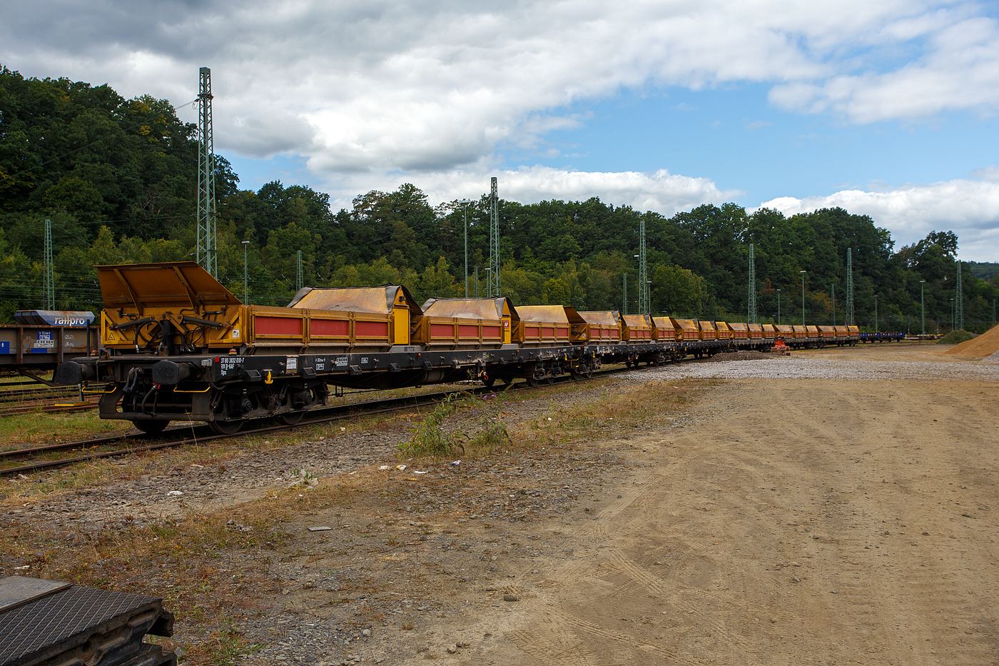 Ein Wagenzug (6 Wagen) von Kippwagen MK 45 DH „LW-Kipper“, 37 80 3832 xxx-x D-KAF, der Gattung Rlps, der KAF Falkenhahn Bau AG, Kreuztal (ehemaliger Wagen der Leonhard Weiss) abgestellt am 24 August 2025 in Betzdorf/Sieg.