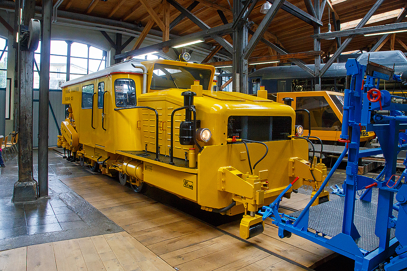 Ein weiterer großer Fortschritt war die Plasser & Theurer Duomatic VKR 06-32, dieser Typ war die erste Zweischwellen-Stopfmaschine der Welt, am 11.09.2022 in der Lokwelt Freilassing.

Die Stopfmaschine wurde 1966 von Plasser & Theurer in Linz unter der Fabriknummer 545 gebaut. 

Die Duomatic - Maschinen waren die ersten Maschinen der Welt, die mit einem Duomatic-Stopfaggregat ausgerüstet, zwei benachbarte Schwellen in einem Arbeitsgang unterstopfen konnten. Dieses System hatte geradezu eine revolutionierende Auswirkung auf die Mechanisierung der Gleiserhaltung, sowohl in wirtschaftlicher als auch in oberbautechnischer Hinsicht ausgeübt und damit den Weltmarkt erobert.

Es konnte erstmals auch bei sehr stark frequentierten Strecken durchgearbeitet werden, ohne dabei Zugverkehr zu behindern. Spitzenleistungen von über 1000 m/h wurden erreicht. Anlässlich der Leipziger Frühjahrsmesse wurde die Duomatic mit einer Goldmedaille für wissenschaftlich-technische Höchstleitungen ausgezeichnet.

TECHNISCHE DATEN:
Spurweite: 1.435 mm
Achsanzahl: 2
Achsfolge: 1A
Länge über Puffer: 9.500 mm
Gewicht: 24.000 kg
Höchstgeschwindigkeit: 45 km/h 
Arbeitsleistung: 800 m/h und mehr  