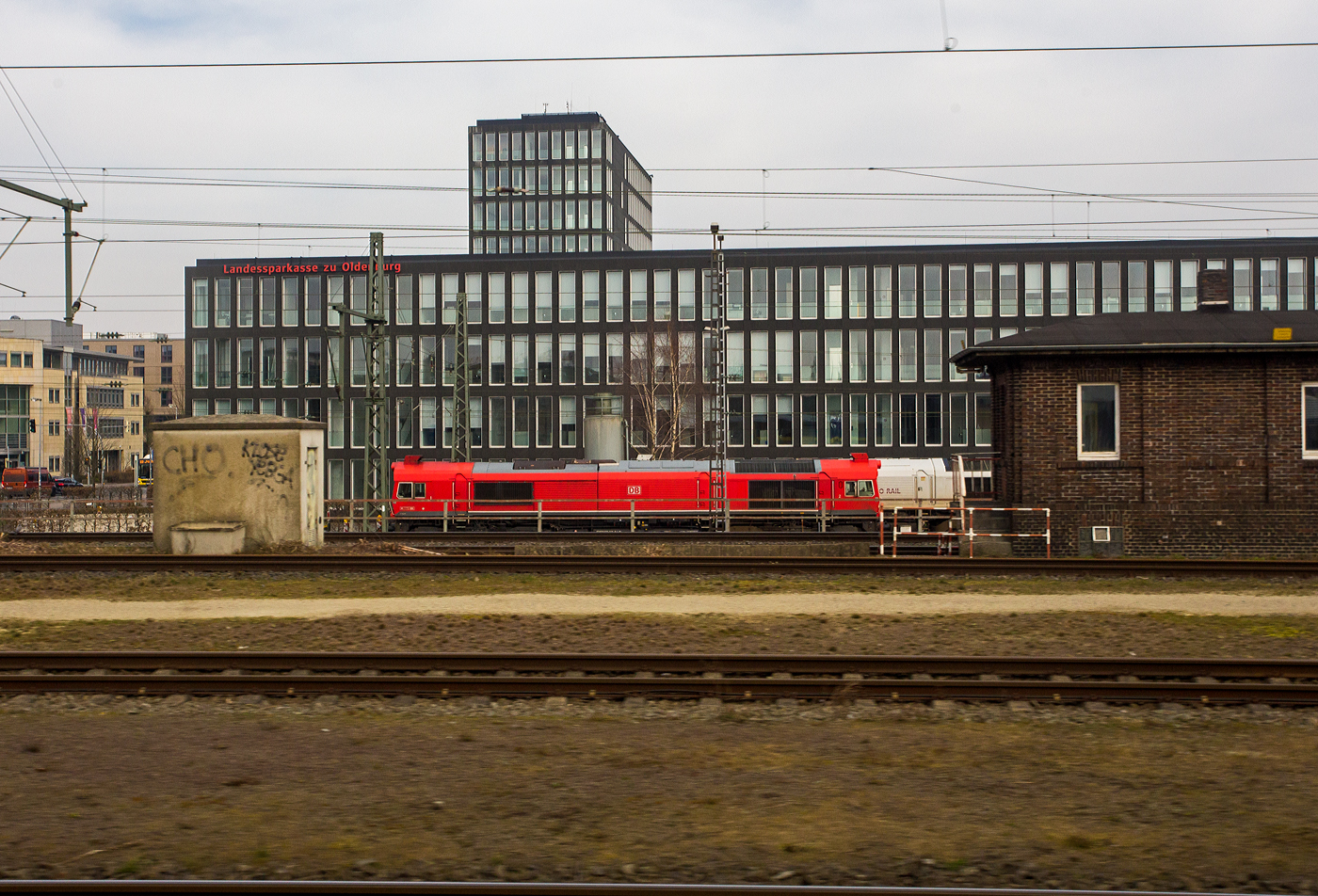 Eine Class 77 – EMD JT42CWRM – deutsche Baureihe 266.4 der DB Cargo AG, abgestellt am 10 März 2024 beim Hauptbahnhof Oldenburg (Oldb), dahinter noch eine weitere. Aufnahme aus einem Zug heaus.

Verschärfte EU-Abgasbestimmungen ab dem 1. Januar 2009 zwangen den amerikanischen Hersteller Electro-Motive Division (EMD) ab 2005, die für den europäischen Markt produzierte Class 66 (EMD JT42CWR) gründlich zu überarbeiten. Die Geschichte dieser Baureihe begann 1985, als EMD (damals eine 100 %-ige Tochter von General Motors) erstmals eine preisgünstige Diesellok für den britischen Markt produzierte. Heraus kam eine als Class 59 bezeichnete, sechsachsige, dieselelektrische Maschine des Typs EMD JT26CW-SS in kantigem Design und dem 2.460 kW starken Dieselmotor GM 16-645E3C. Als Basis benutzte EMD die in großen Stückzahlen produzierten US-Dieselloks des Typs SD40-2, die sich aufgrund ihres bewährten, einfachen Aufbaus als sehr zuverlässig erwiesen hatten. Zunächst für britische Bahnunternehmen überarbeitete und verbesserte EMD dann Mitte der 1990er-Jahre die Class 59 als äußerlich weitgehend unveränderte Loks mit einem 2.350 starken GM-Motor 12N-710G3B-EC als Class 66 (Typ JT42CWR), die ab 1998 zunächst bei britischen EVU in Betrieb gingen.Ihr Dieselmotor wirkt auf einen Drehstromgenerator vom Typ M AR8/CA6, welcher die elektrische Energie für die sechs Reihenschluss-Kollektorfahrmotoren liefert, die in den Drehgestellen untergebracht sind und über einen Tatzlagerantrieb auf die Radsätze wirken. Weil die Loks ursprünglich anfangs nur für einen Einsatz in Großbritannien vorgesehen waren, sitzt der Lokführer auf der linken Seite statt auf der rechten. Bis Ende 2005 entstand dann aufgrund der verschärften EU-Abgasbestimmungen die emissionsärmere Variante als JT42CWRM (in Großbritannien: JT42CWR-T1) mit einem für Kraftstoffeffizienz optimiertem und überaus zuverlässigem 2.420 kW starken Dieselmotor 12-710G3B-T2. Sie wurden dann bei einigen Bahnen nicht mehr als Class 66 sondern als Class 77 bezeichnet. 

Die optimierten Loks erhielten eine bessere Schallisolierung im Führerstand, Verbesserungen zur Sicherheit und zum Komfort des Triebfahrzeugführers sowie optional eine Klimaanlage. Zusätzliche äußerliche Accessoires bildeten nun zweiteilige Führerhausseitenfenster, größere Lüfterjalousien sowie eine dritte Tür auf einer Seite aufgrund des teilweisen Wegfalls des durchgehenden Seitengangs im Lokkasten. Mit dem Radialdrehgestell „EMD HTCR-E“ konnten erhöhte Sicherheit, verbesserte Haftung und ein längeres Wartungsintervall erreicht werden. Des Weiteren gab es das Mikroprozessor-Steuerungssystem „EM2000TM“ zur Lastregelung, Motorsteuerung und Adhäsionskontrolle, wobei gleichzeitig ein Diagnosesystem und die Speicherung von vergangenen Fahrtverläufen implementiert war. Bis zur Einstellung der Produktion in 2016 wurden insgesamt 244 Exemplare der verbesserten Variante JT42CWR(M/-T1) ausgeliefert. Viele dieser Maschinen gehören Leasing-Firmen wie der Porterbrook Leasing Company (5 Ex.), Eversholt Rail (26 Ex.), Beacon Rail Leasing (40 Ex.), Macquarie European Rail (24 Ex.) oder Alpha Trains (7 Ex.), welche die Loks an Dritte in zahlreichen europäischen Ländern vermieten. Farbgebungen und Beschriftungen sind daher sehr vielfältig und wechseln ständig. 41 Exemplare gelangten 2009 in den Bestand der Egyptian National Railways (ENR) und in 2011/12 bereicherten sechs Maschinen die Societe d´Exploitation Transgabonais (SETRAG) für den Verkehr im afrikanischen Gabun. Mit insgesamt 60 JT42CWRM erwarb die heute zum DB-Konzern gehörige Euro Cargo Rail (ECR) die meisten Maschinen. Sie fahren heute zum größten Teil als Baureihe 247 in den Diensten von DB Cargo in Deutschland. Auch private EVU gehören zu den Eigentümern dieser Loks wie die belgische Crossrail (8 Ex.), die französische Akiem (10 Ex.) und die britische GB Railfreight (17 Ex.).