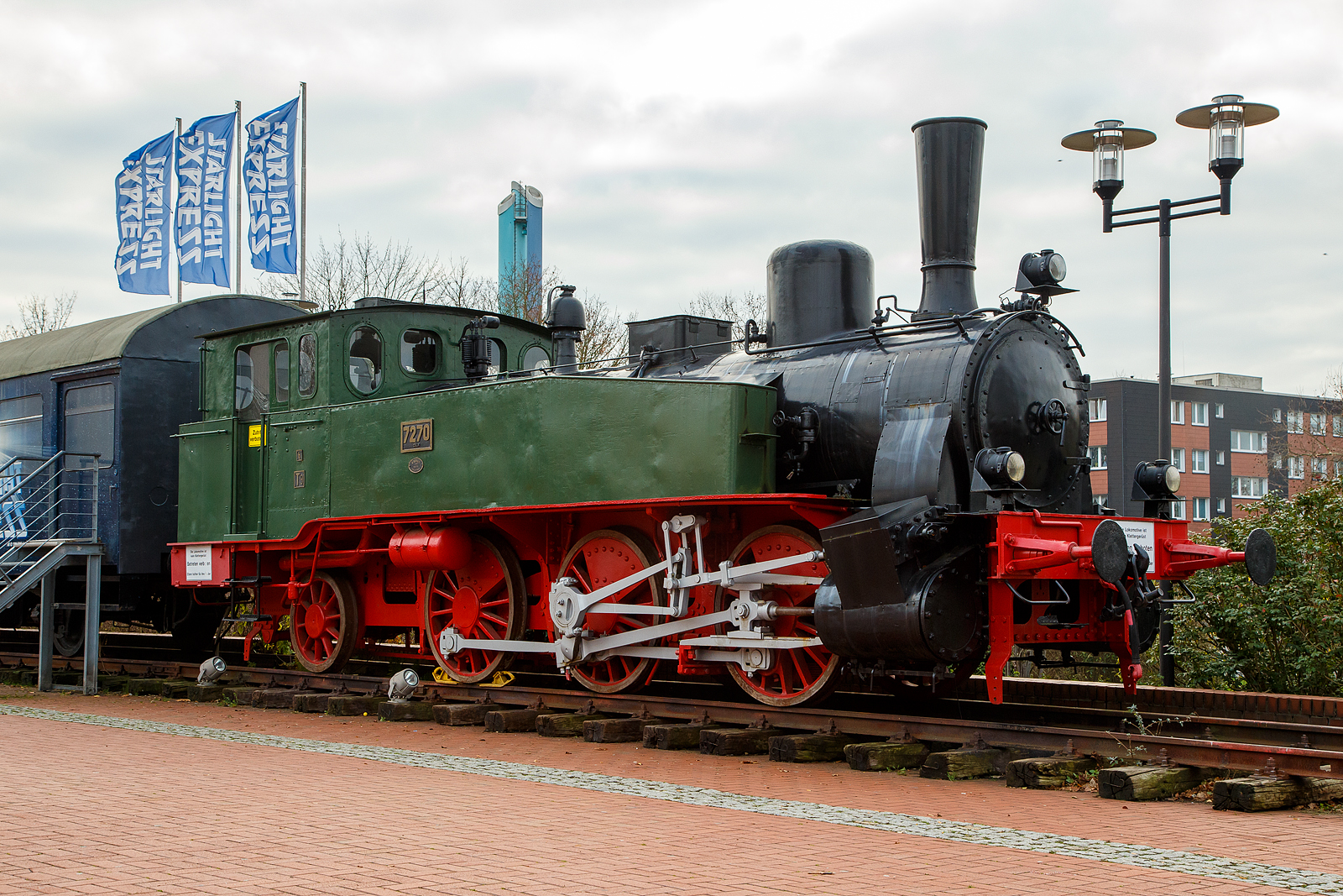 Eine der letzten erhaltenen preußischen T 9.1....
Die Denkmal-Dampflok „7270 Cöln“, ex DRG 90 009, ex KPEV 7270 Cöln, ex KPEV 1833 Cöln am 25.12.2018 vor dem Starlight Express Theater in Bochum. 

Die preußische T 9.1 wurde 1893 von A. Borsig in Berlin-Tegel unter der Fabriknummer 4431gebaut und als 1833 Cöln an die Königlich Preußische Staatseisenbahnen (K.P.St.E.) geliefert, 1906 erfolgte eine Umzeichnung in Preußische Staatsbahn (P.St.B.) T9 Cöln 7270.  Zum 1. April 1920 gingen die Länderbahnen in den Deutschen Reichseisenbahnen auf, so erfolgte die Umzeichnung in DRG 90 009. Im Jahr 1925 wurde sie ausgemustert und an Pfeifer & Langen als Werkslok für die Zuckerfabrik Euskirchen verkauft. Dort blieb sie bis 1968 und ging dann die Deutsche Gesellschaft für Eisenbahngeschichte e.V. (DGEG) und war bis 1973 in Erndtebrück abgestellt und kam dann nach Bochum-Dahlhausen. Nach der Restaurierung 2015 bei Interlok in (Piła in Polen) wurde sie vor der Starlighthalle in Bochum aufgestellt.

Nur eine weitere T 9.1 ist erhalten geblieben diese steht im Süddeutschen Eisenbahnmuseum Heilbronn als Cöln 1857, ex DRG 90 042,  ex 7294 Cöln.

Die vereinzelt in preußischen Regionen beschafften C 1-Lokomotiven, hauptsächlich die Bauarten Elberfeld und Langenschwalbach, waren zunächst speziell für besondere Einsatzstrecken entstanden. Als es Anfang der 1890er Jahre zu einer Steigerung des Güterverkehrs kam, sah sich auch die Preußische Staatsbahn zur Entwicklung einer 3/4 gekuppelten Tenderlok genötigt. Im Abstand von wenigen Wochen kamen zum Jahreswechsel 1892/93 zu Vergleichszwecken von Borsig in Berlin eine C1´n2t und von Union in Königsberg eine 1´Cn2t zur Auslieferung. Später unterschied man sie in die Gattungen T 9.1 und T 9.2. Die Loks wurden aus praxisnaher Sicht gerade wegen Zuverlässigkeit und Laufruhe gelobt. Nicht umsonst wurde die Bauart in die Normalien aufgenommen und weiterbeschafft. Für die T 9.1 galt das Musterblatt III-4f.

Bis zum Jahre 1901 nahm die Königlich Preußische Eisenbahn-Verwaltung (KPEV) insgesamt 420 Lokomotiven dieser Bauart in Betrieb. Neben Borsig beteiligten sich auch die Lokfabriken Grafenstaden, Hanomag, Henschel, Hohenzollern, Schichau und Union am Bau der T 9.1, die in allen zwanzig Direktionen der KPEV zum Einsatz kamen. Weitere fünfzehn bauartgleiche Loks gingen an deutsche Privatbahnen und auch die Schantungbahn im deutschen Pachtgebiet Kiautschou in China erhielt sechs Loks zugeteilt. Bis zum ersten Weltkrieg blieb der Bestand weitgehend unverändert. 

TECHNISCHE DATEN:
Gebaute Anzahl: 426
Hersteller:  Borsig, Grafenstaden, Hanomag, Henschel, Hohenzollern, Schichau, Union-Gießerei
Baujahre:  1892–1901
Bauart:  C1' n2t
Spurweite:  1.435 mm (Normalspur)
Länge über Puffer:  11.320 mm
Dienstgewicht: 54,5 t
Höchstgeschwindigkeit:  60 km/h
Treibraddurchmesser:  1.350 mm
Laufraddurchmesser (hinten): 1.000 mm
Zylinderanzahl:  2
Zylinderdurchmesser:  430 mm
Kolbenhub: 630 mm
Kesselüberdruck: 12 bar
Leistung: 530 PS
Wasservorrat: 5,8 m³
Kohlevorrat: 1,5 t